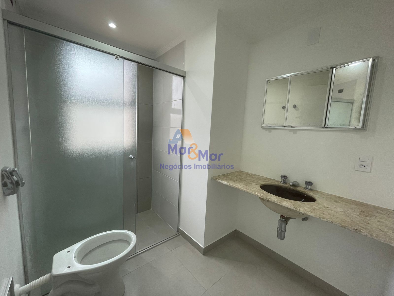 Apartamento na Praia das Pitangueiras, Guarujá - SP