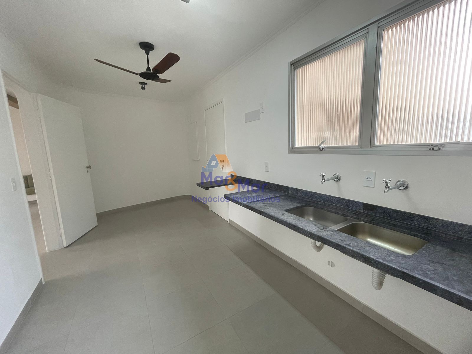 Apartamento na Praia das Pitangueiras, Guarujá - SP