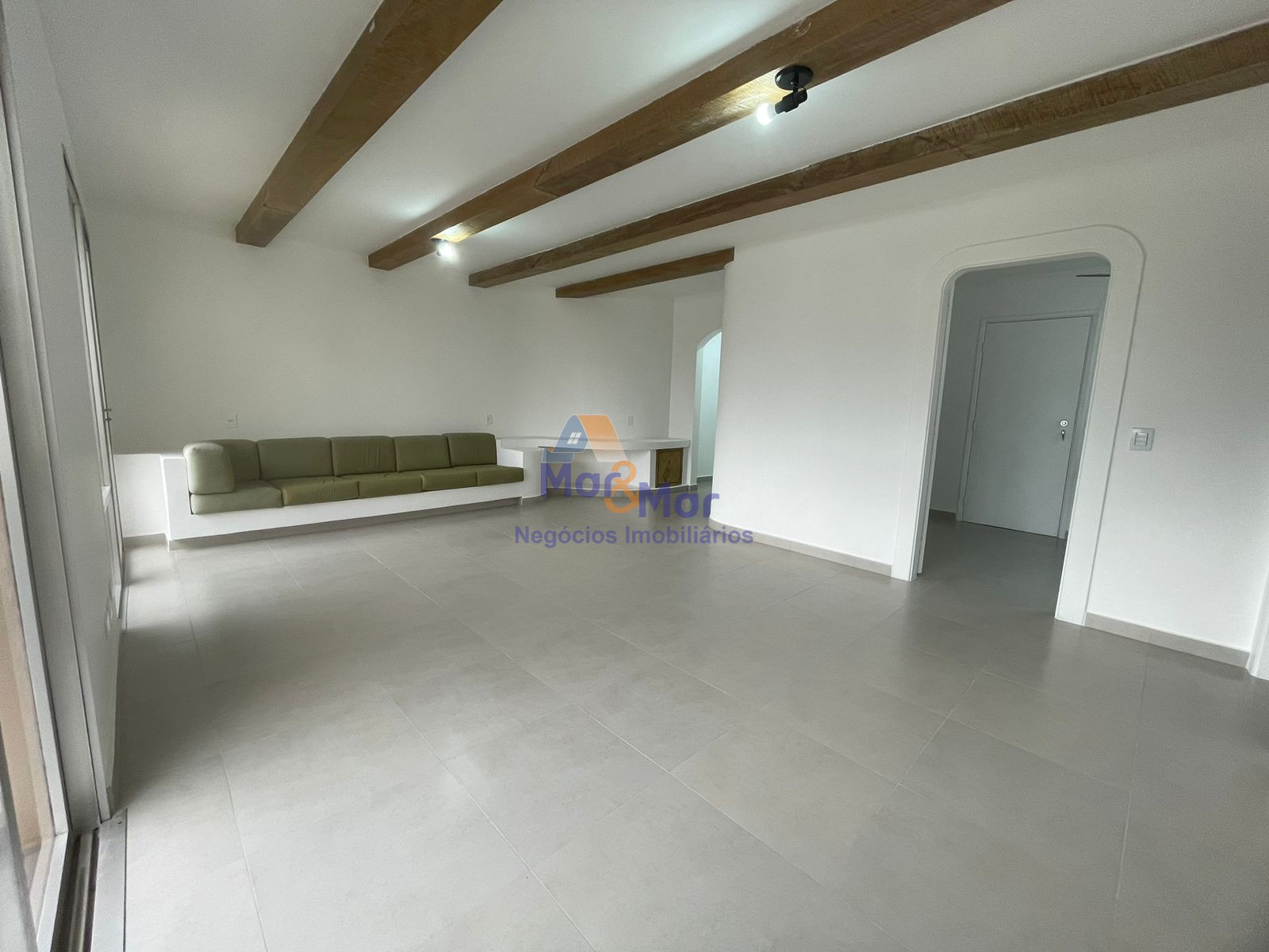 Apartamento na Praia das Pitangueiras, Guarujá - SP