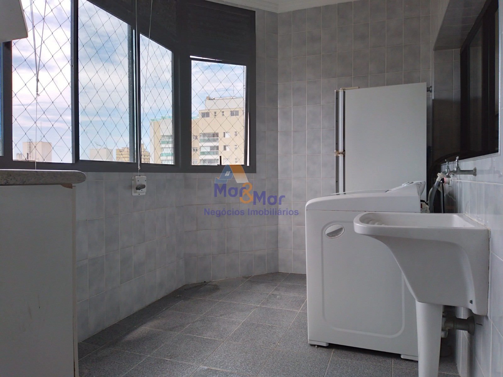 Apartamento na Praia das Pitangueiras, Guarujá - SP