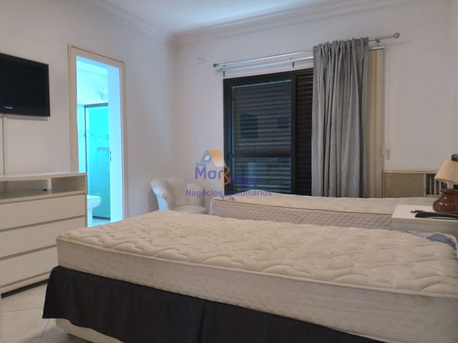 Apartamento na Praia das Pitangueiras, Guarujá - SP