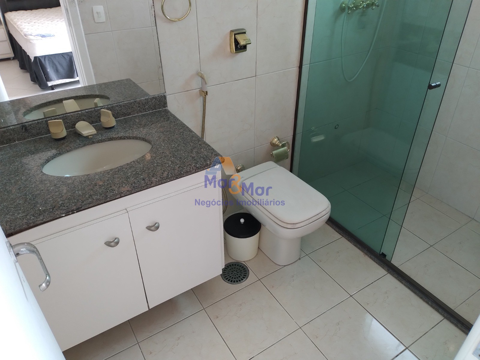 Apartamento na Praia das Pitangueiras, Guarujá - SP