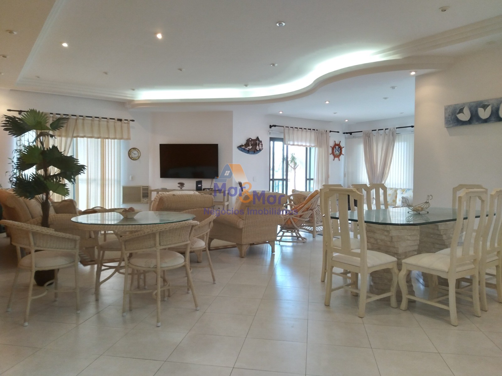 Apartamento na Praia das Pitangueiras, Guarujá - SP