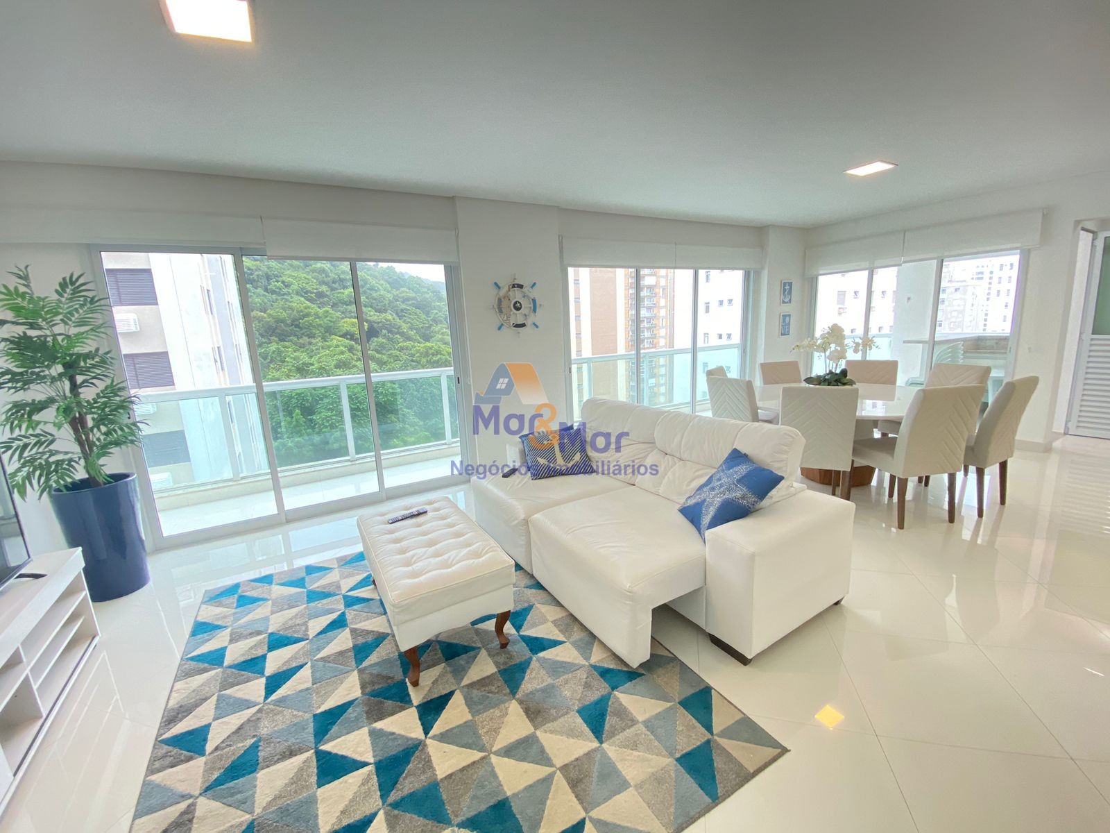 Apartamento na Praia das Pitangueiras, Guarujá - SP