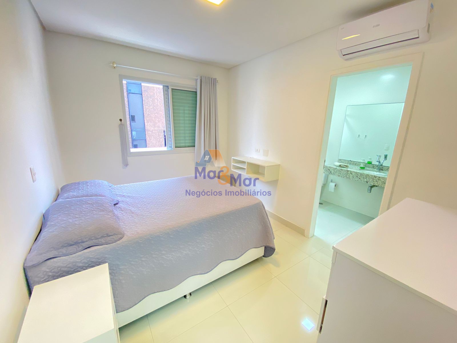 Apartamento na Praia das Pitangueiras, Guarujá - SP