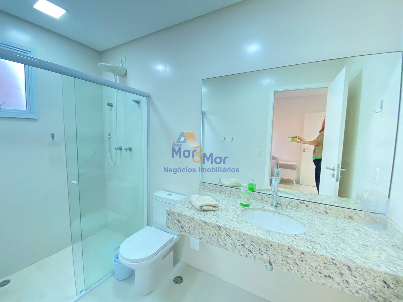 Apartamento na Praia das Pitangueiras, Guarujá - SP