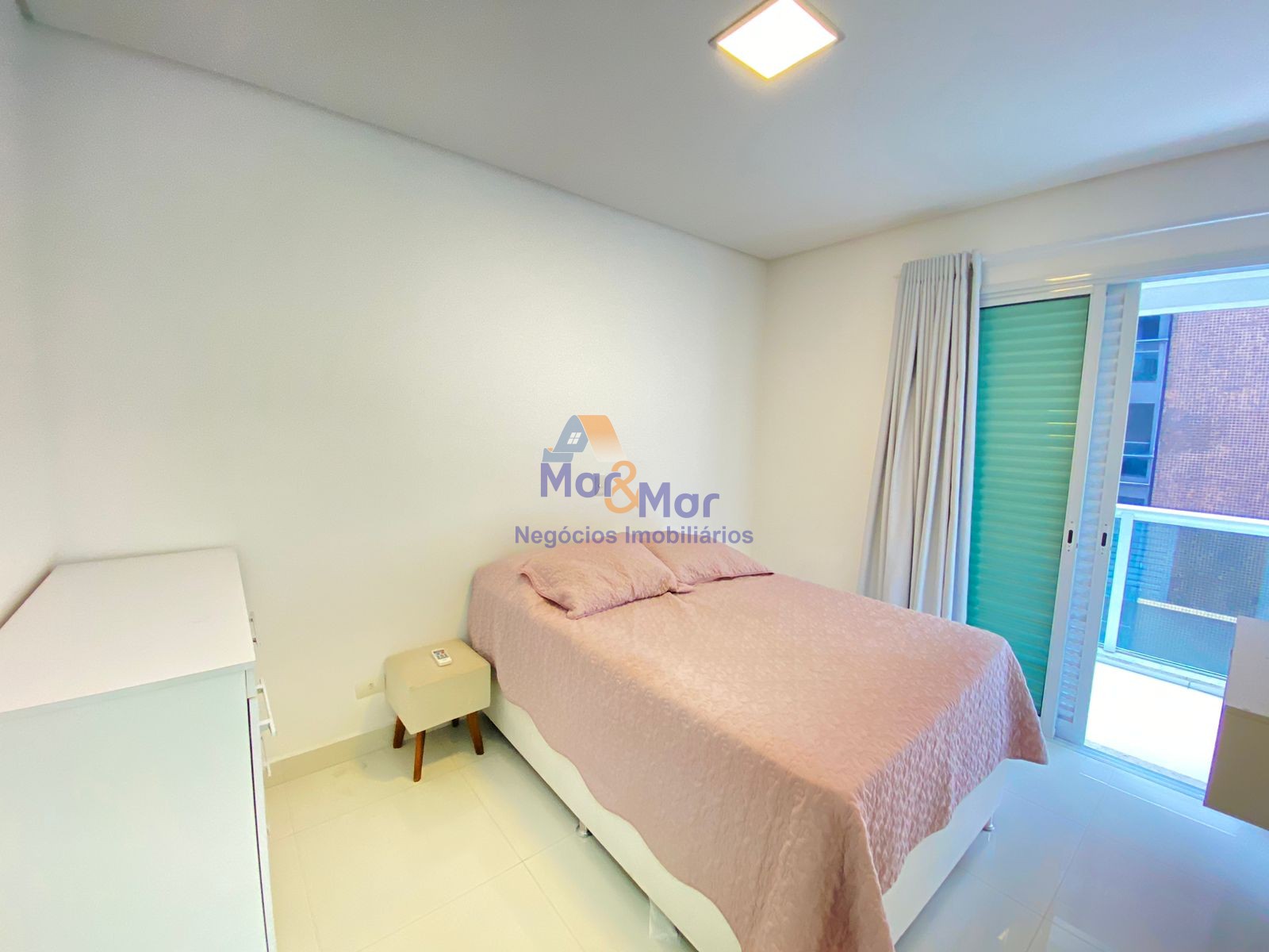 Apartamento na Praia das Pitangueiras, Guarujá - SP