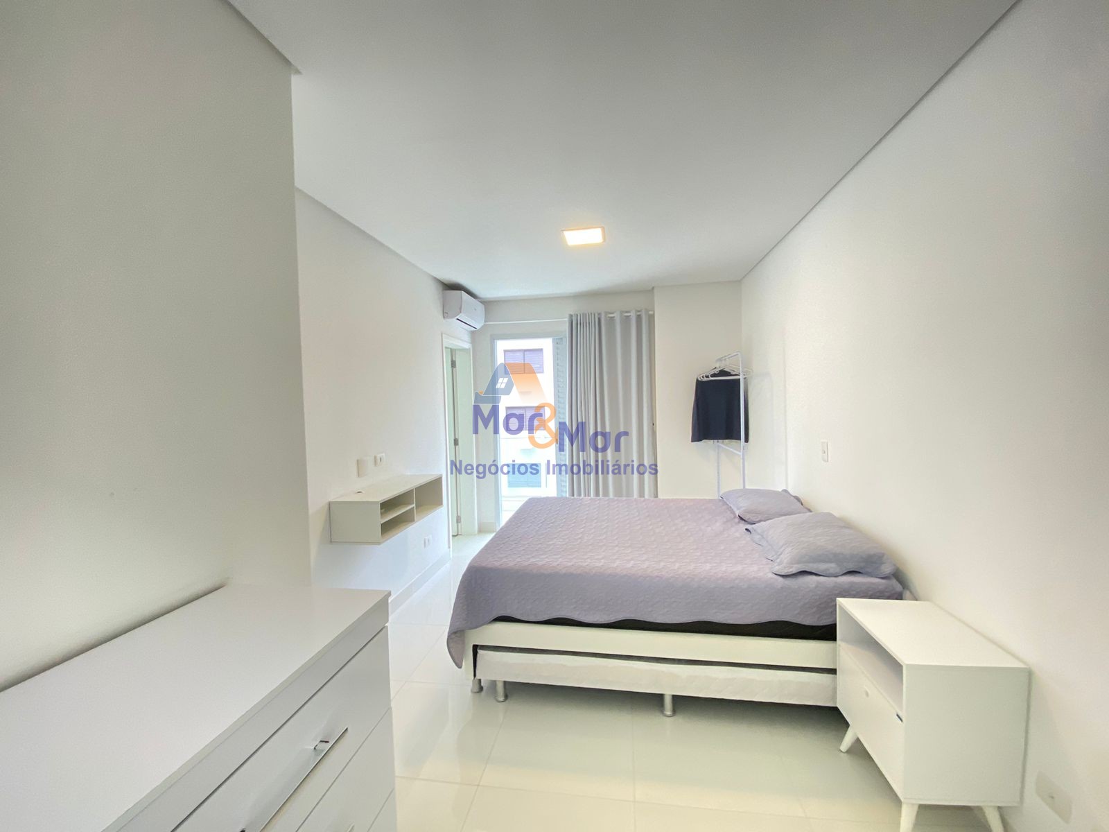 Apartamento na Praia das Pitangueiras, Guarujá - SP