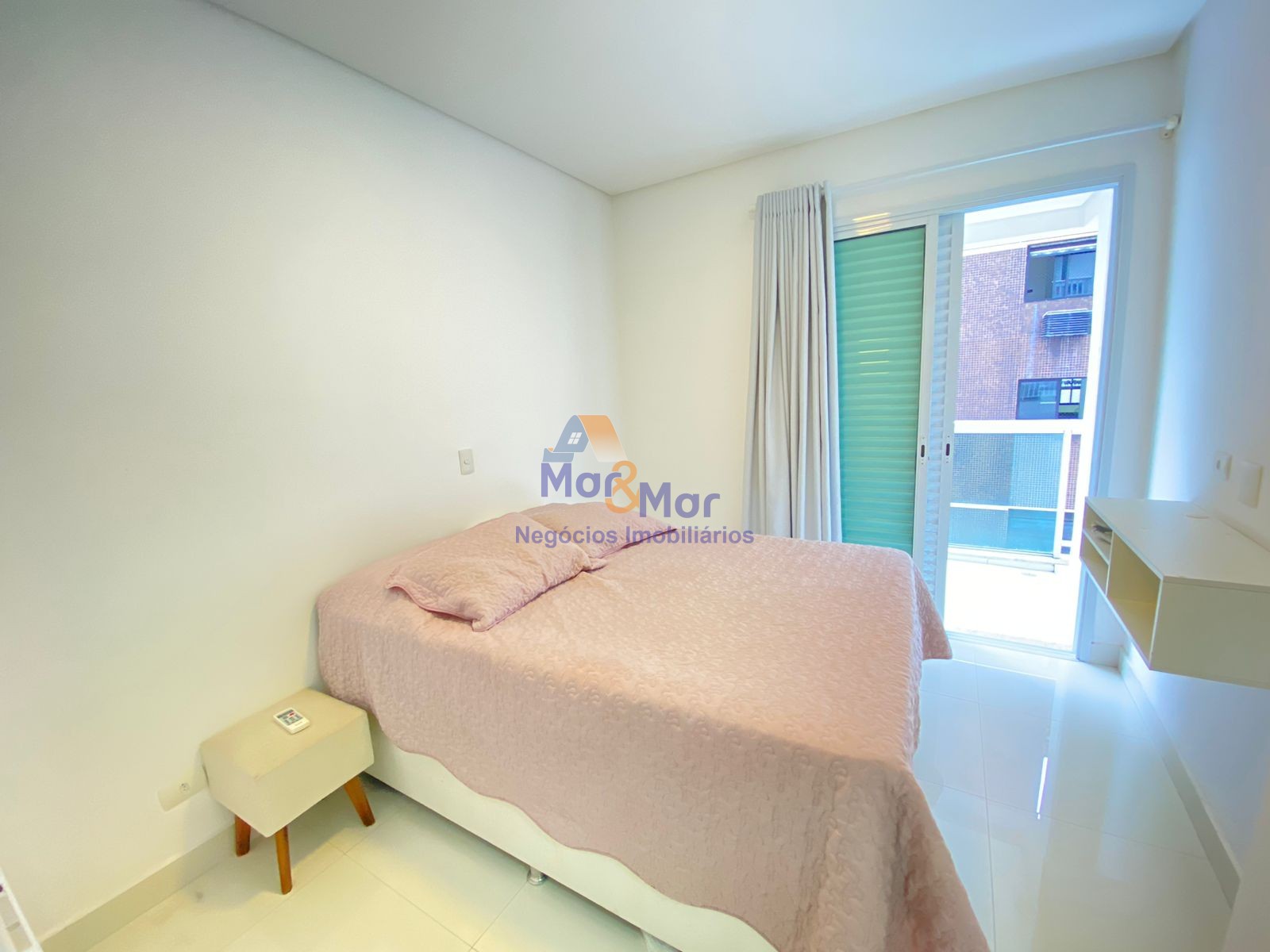 Apartamento na Praia das Pitangueiras, Guarujá - SP