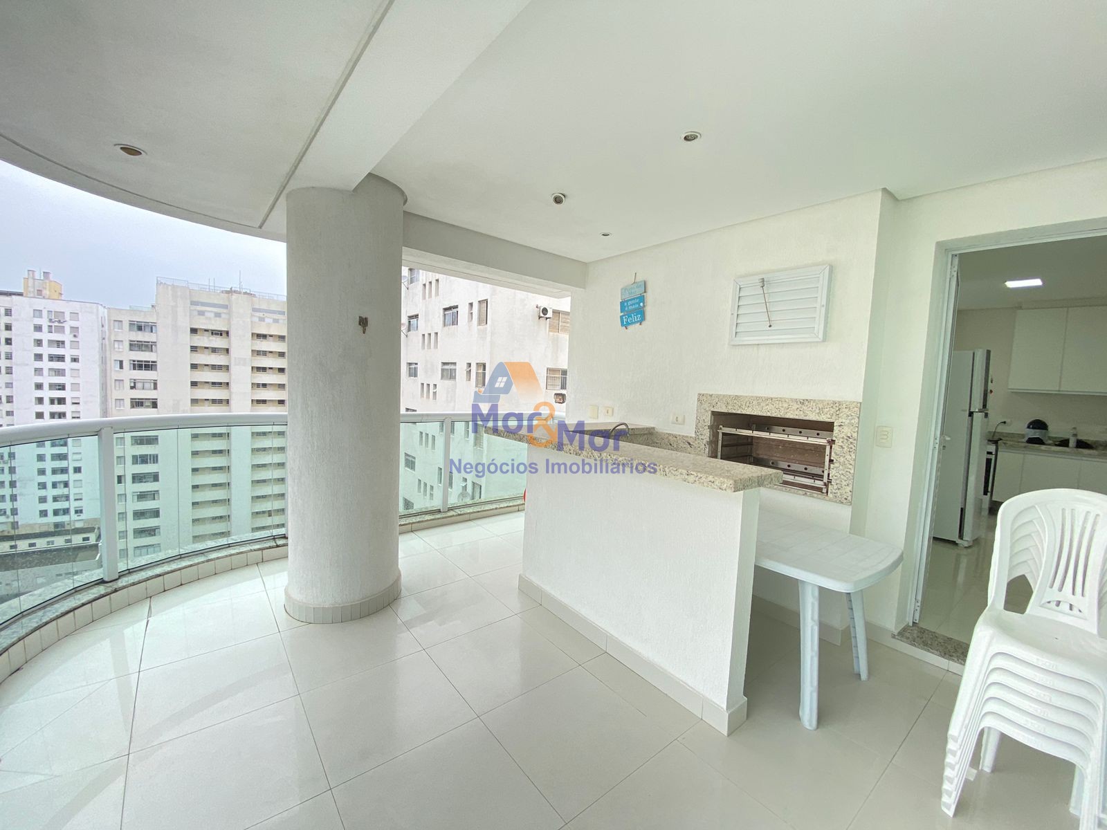 Apartamento na Praia das Pitangueiras, Guarujá - SP