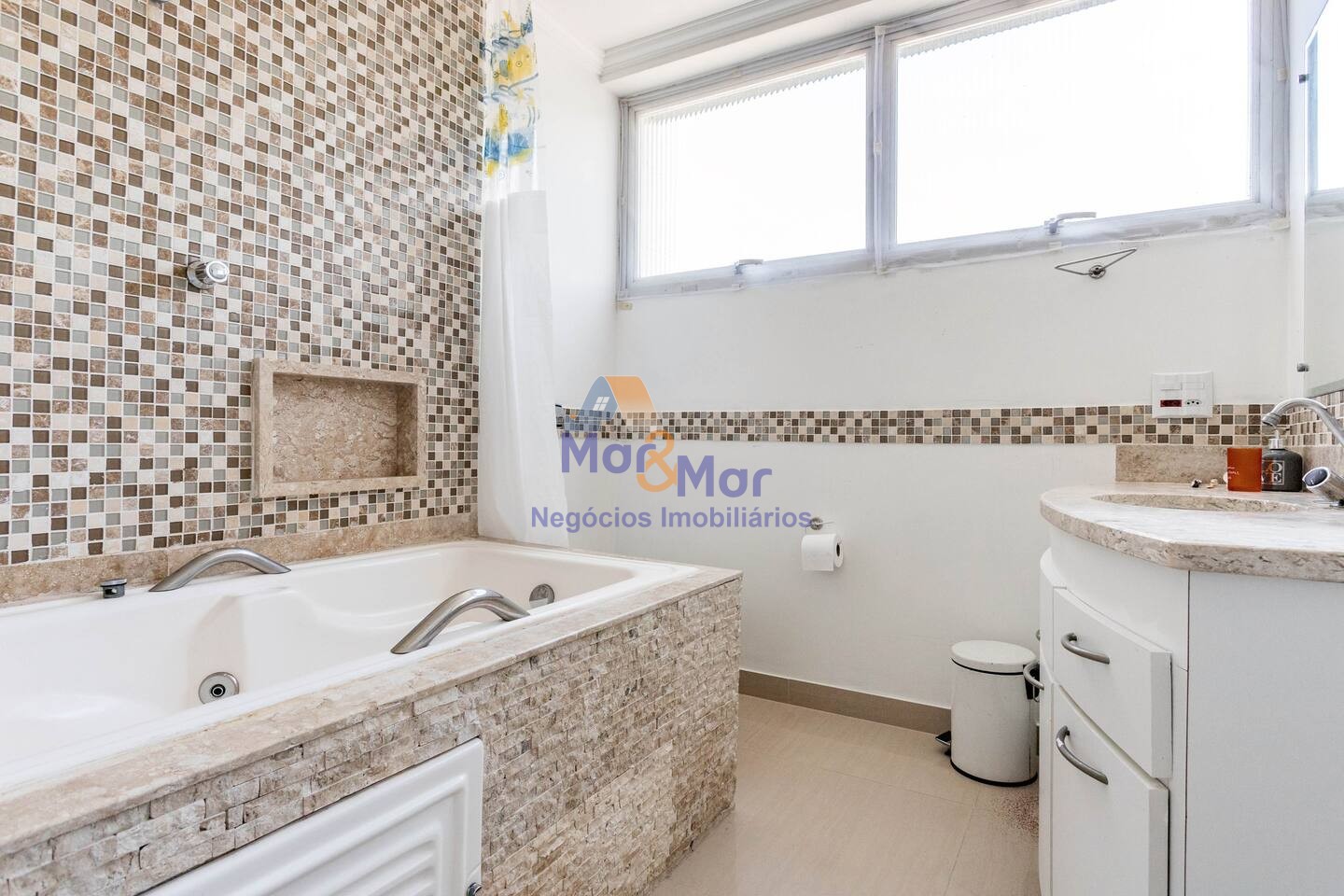 Apartamento na Praia das Pitangueiras, Guarujá - SP