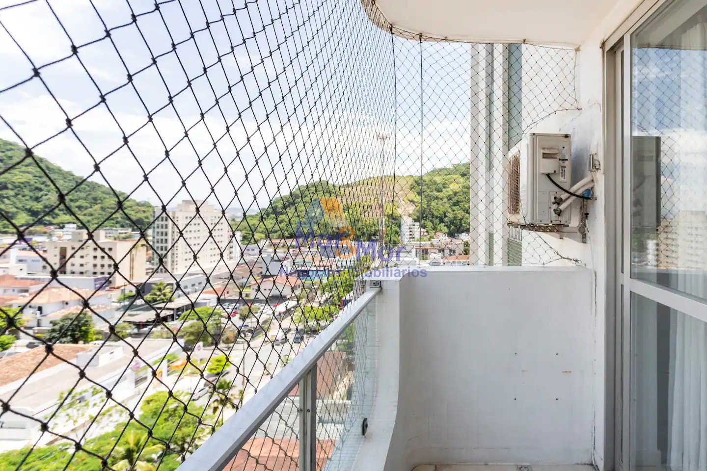 Apartamento na Praia das Pitangueiras, Guarujá - SP