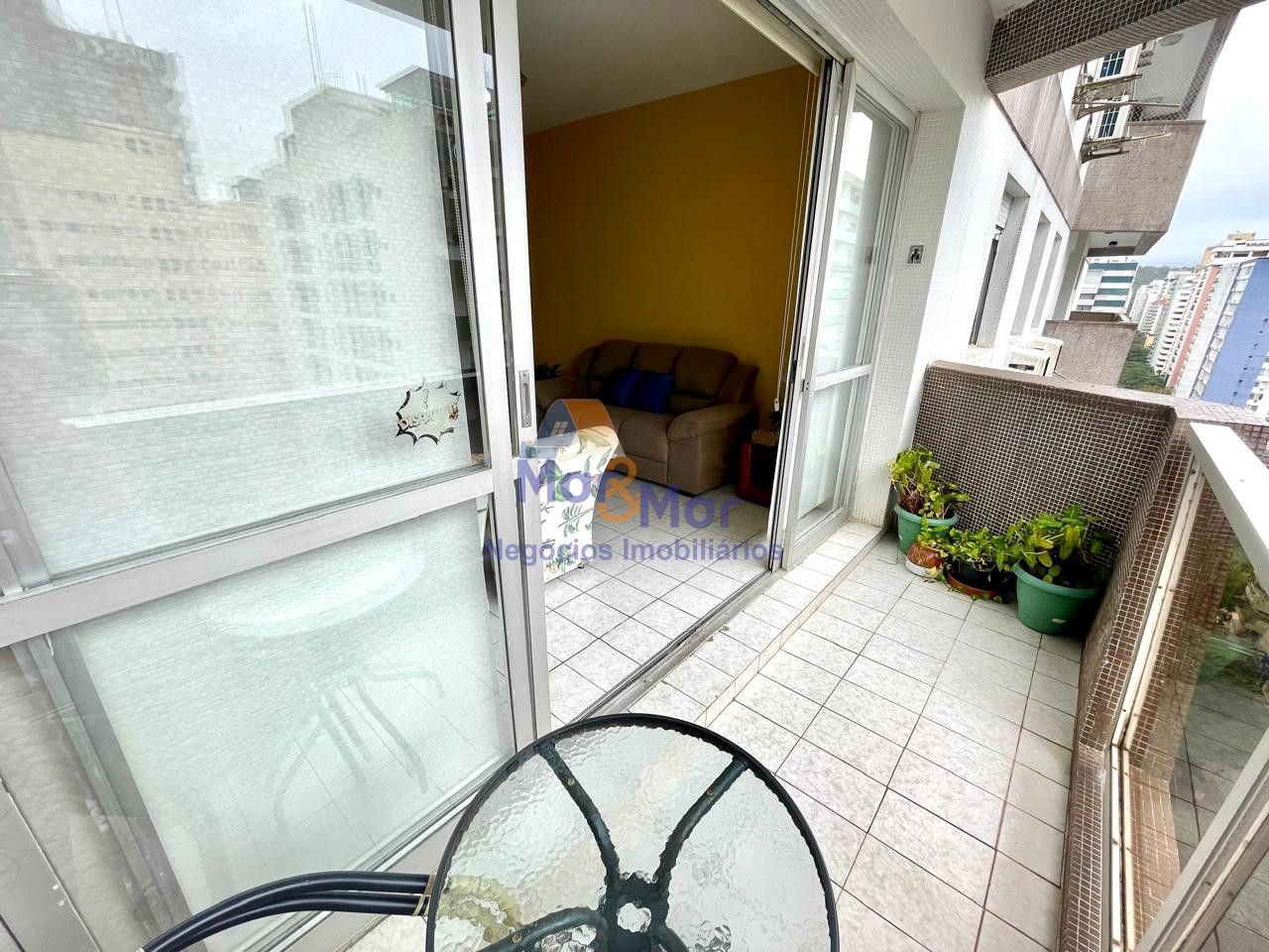 Apartamento na Praia das Pitangueiras, Guarujá - SP