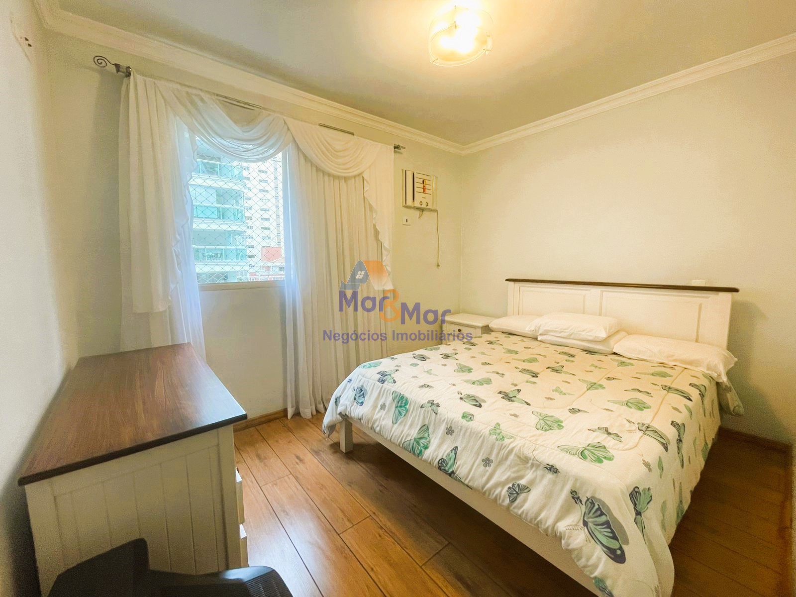 Apartamento na Praia das Pitangueiras, Guarujá - SP