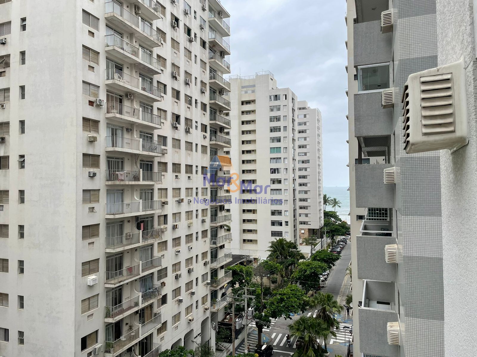 Apartamento na Praia das Pitangueiras, Guarujá - SP