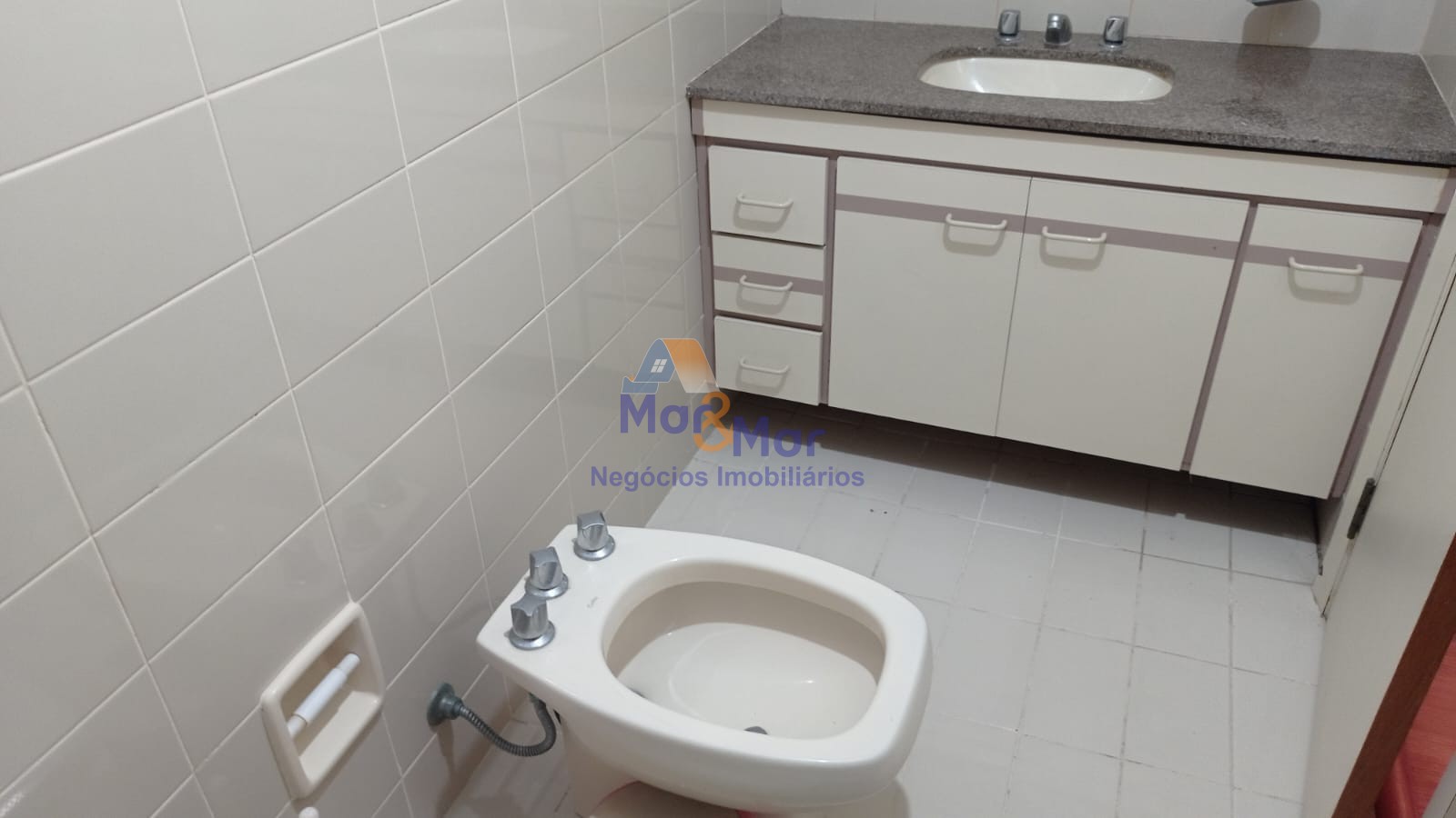 Apartamento na Praia das Pitangueiras, Guarujá - SP