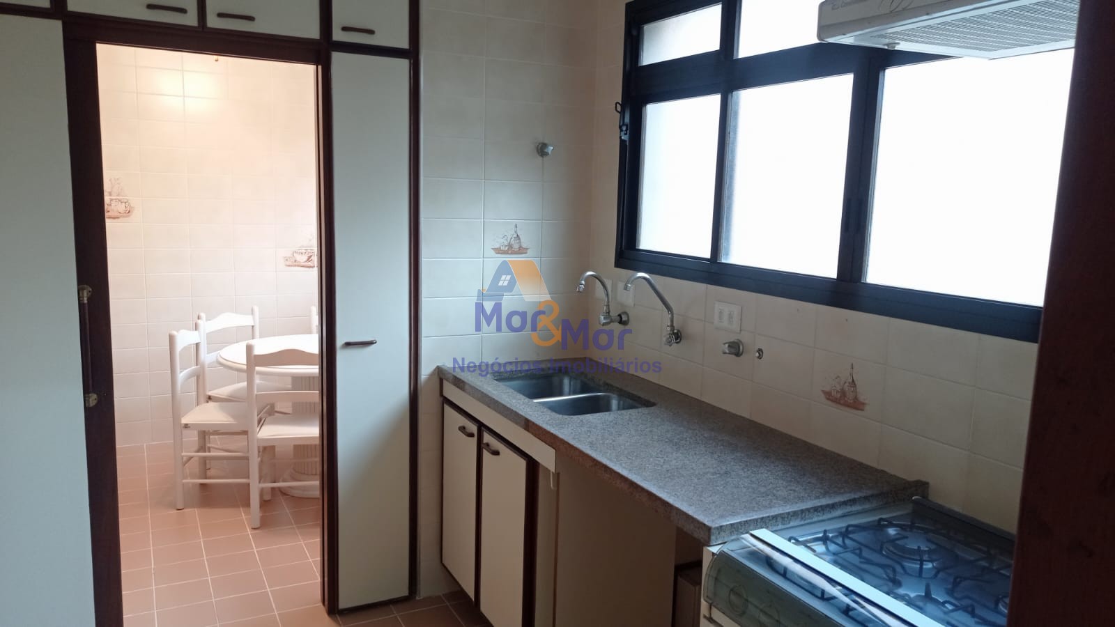 Apartamento na Praia das Pitangueiras, Guarujá - SP