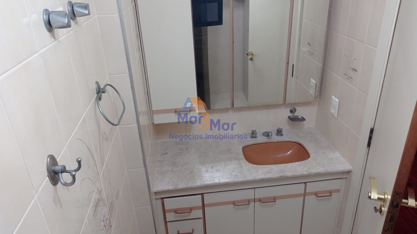 Apartamento na Praia das Pitangueiras, Guarujá - SP