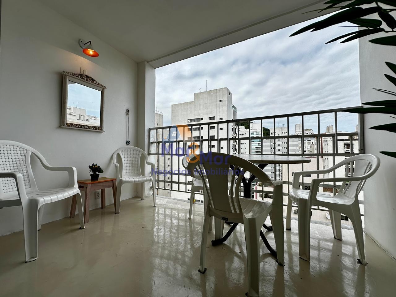Apartamento na Praia das Pitangueiras, Guarujá - SP