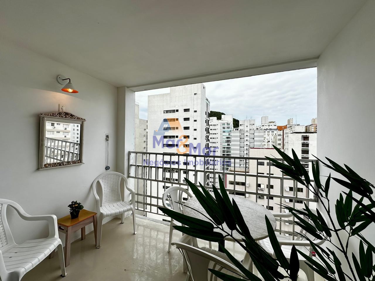 Apartamento na Praia das Pitangueiras, Guarujá - SP