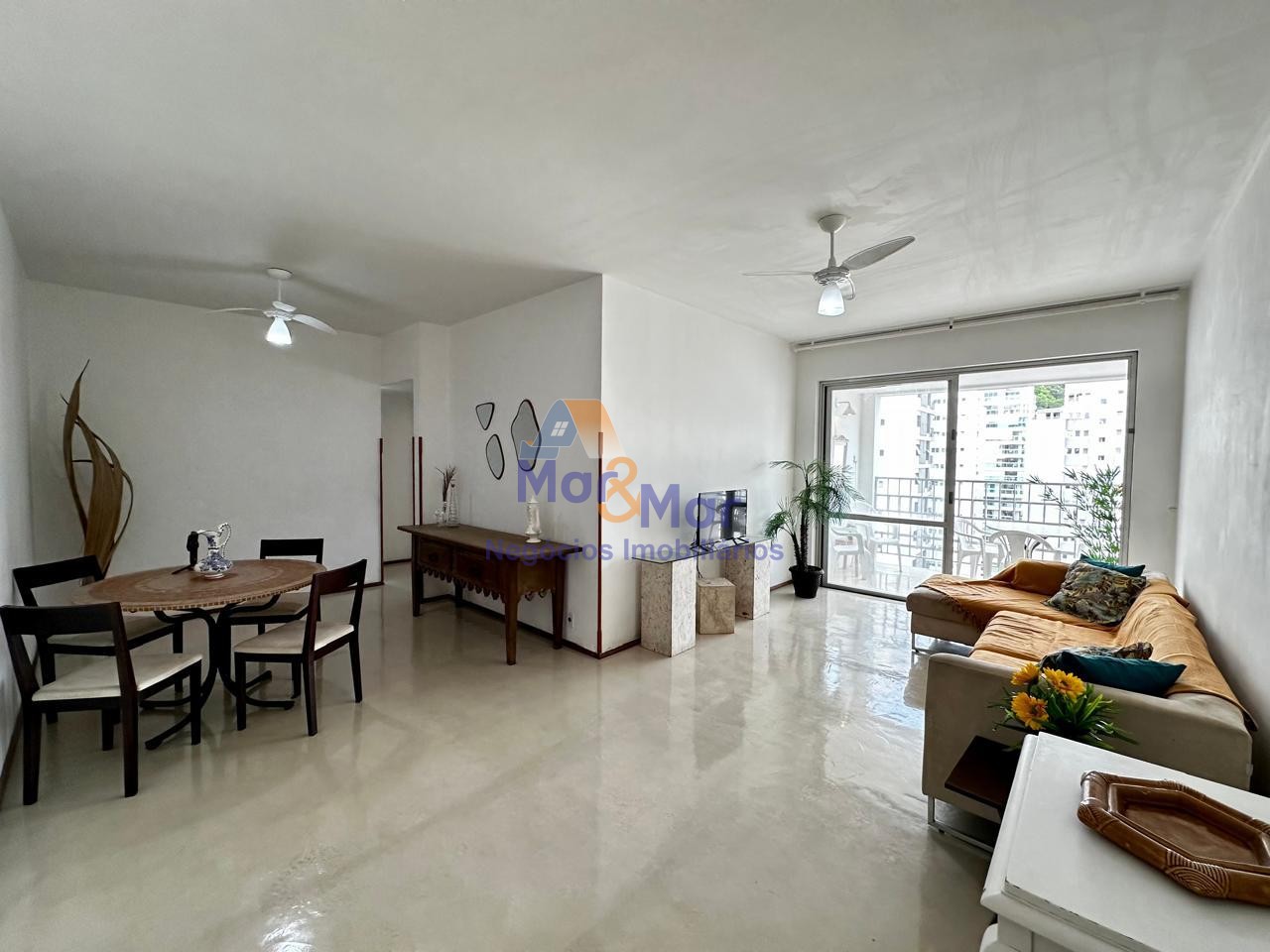Apartamento na Praia das Pitangueiras, Guarujá - SP
