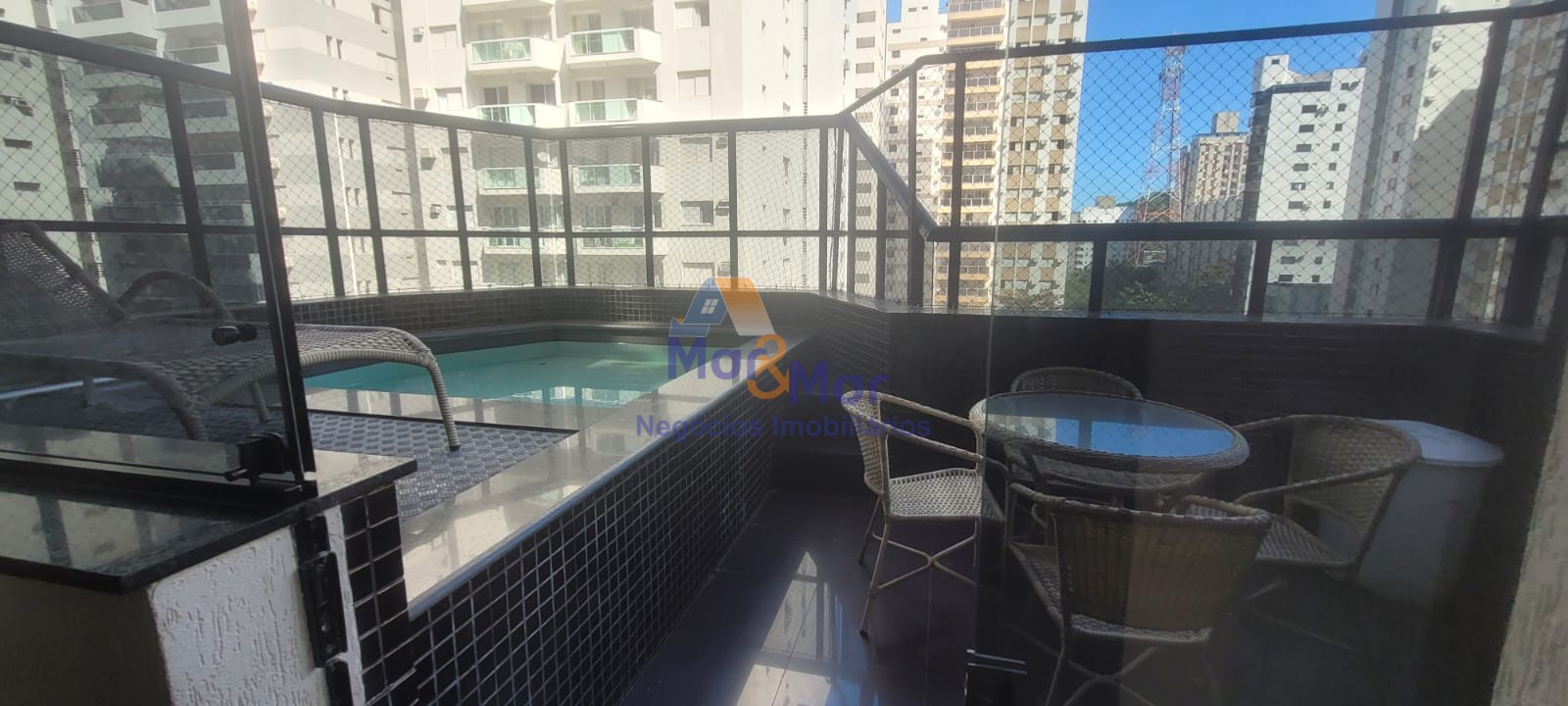 Duplex à Venda na Praia das Pitangueiras - Guarujá