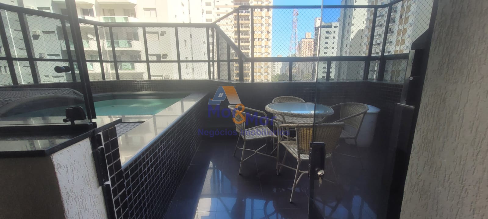 Duplex à Venda na Praia das Pitangueiras - Guarujá