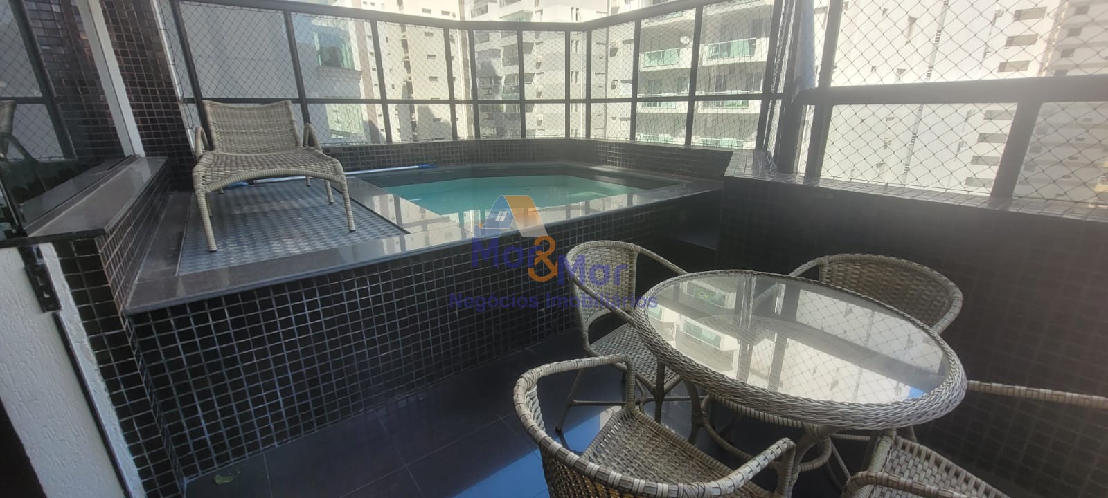 Duplex à Venda na Praia das Pitangueiras - Guarujá