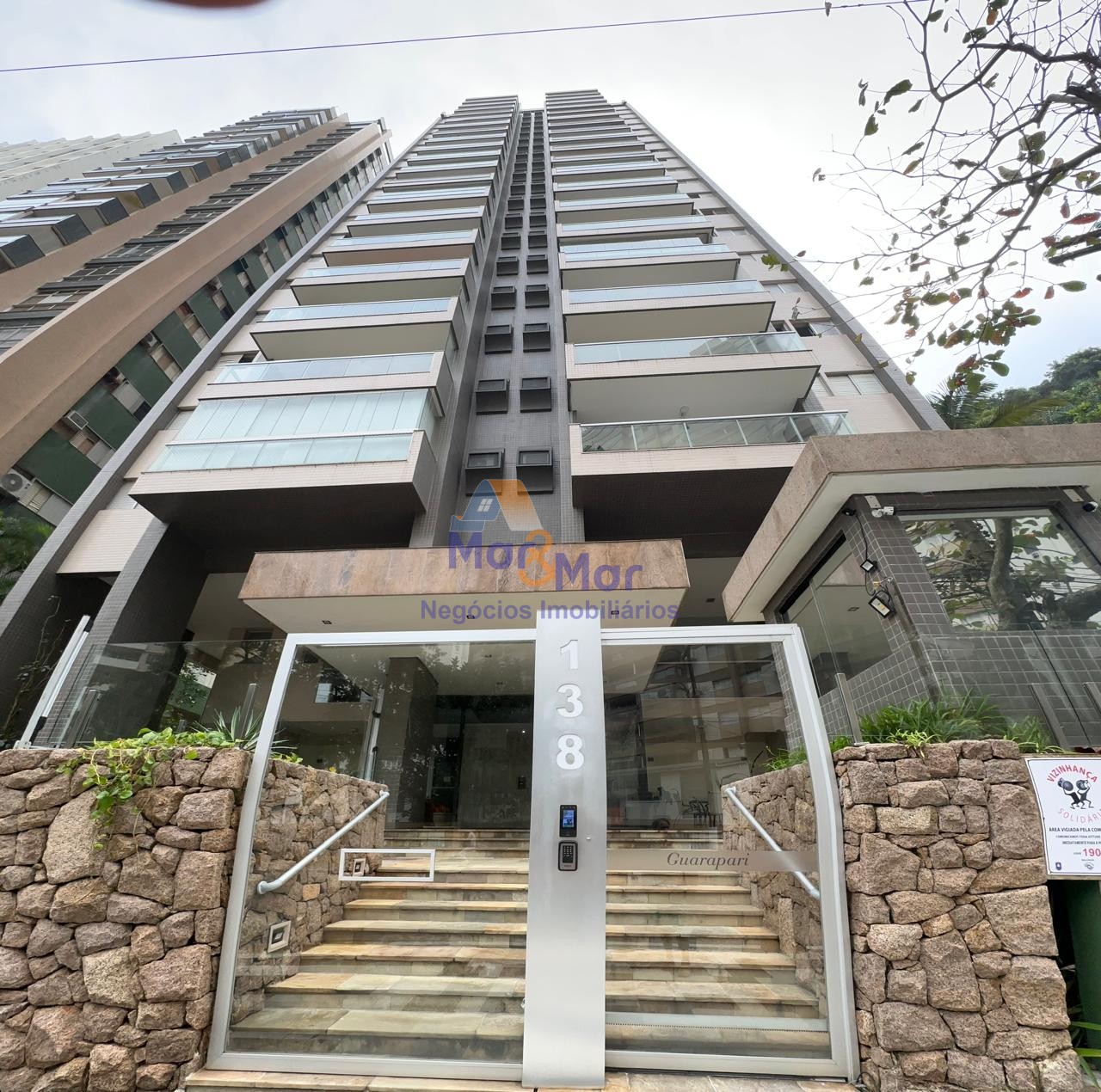 Apartamento na Praia das Pitangueiras, Guarujá - SP