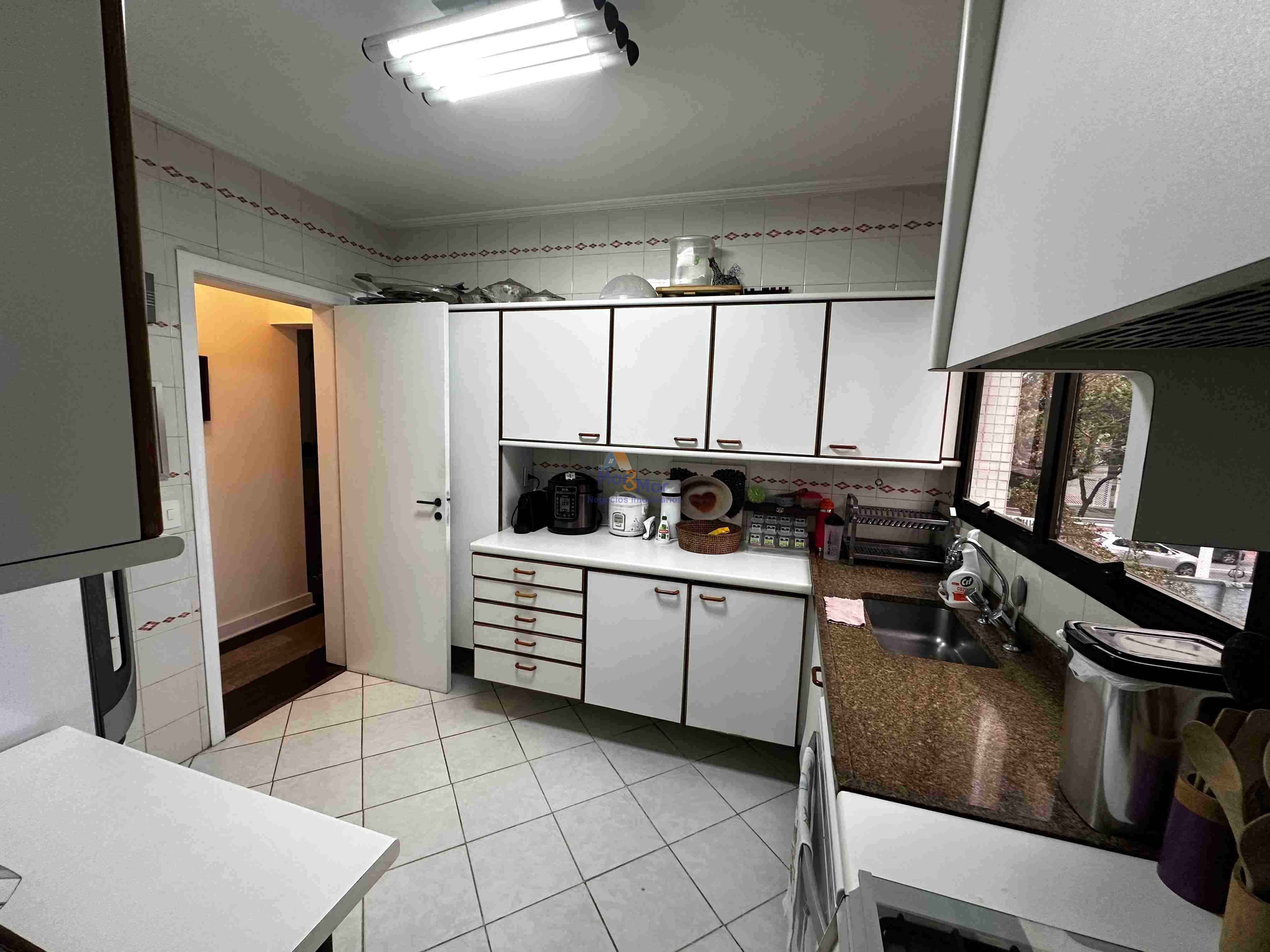 Apartamento na Praia das Pitangueiras, Guarujá - SP