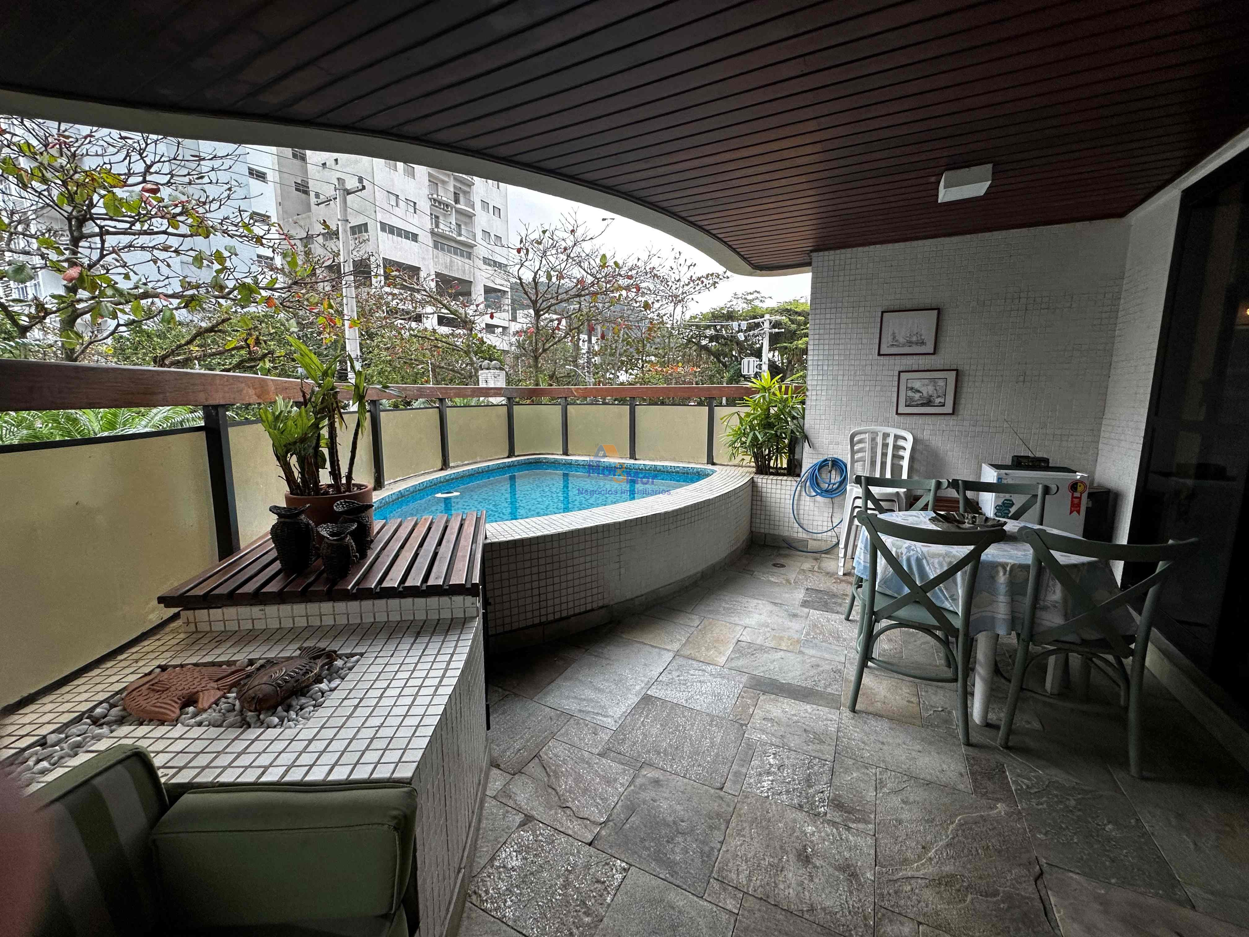 Apartamento na Praia das Pitangueiras, Guarujá - SP