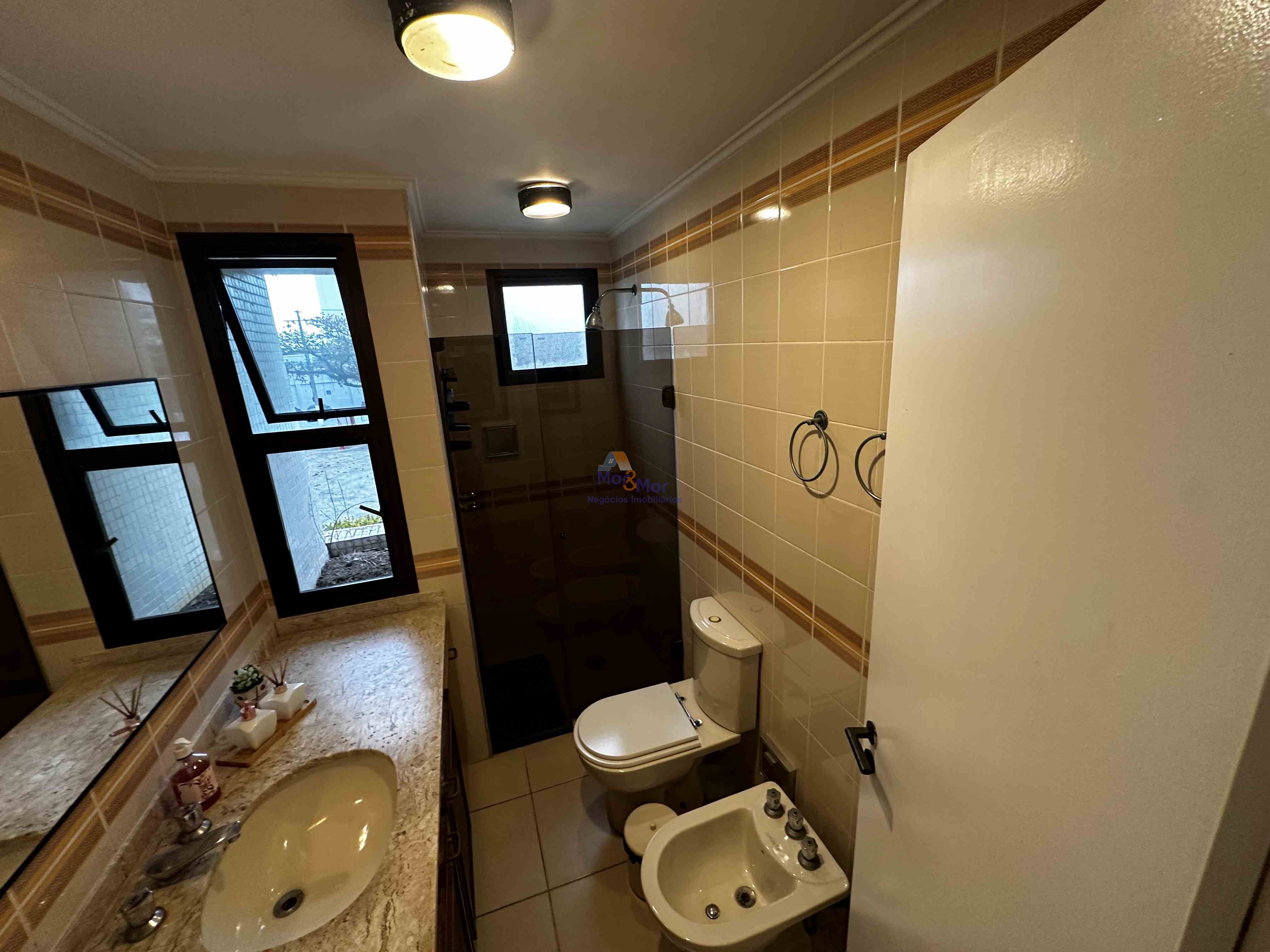 Apartamento na Praia das Pitangueiras, Guarujá - SP