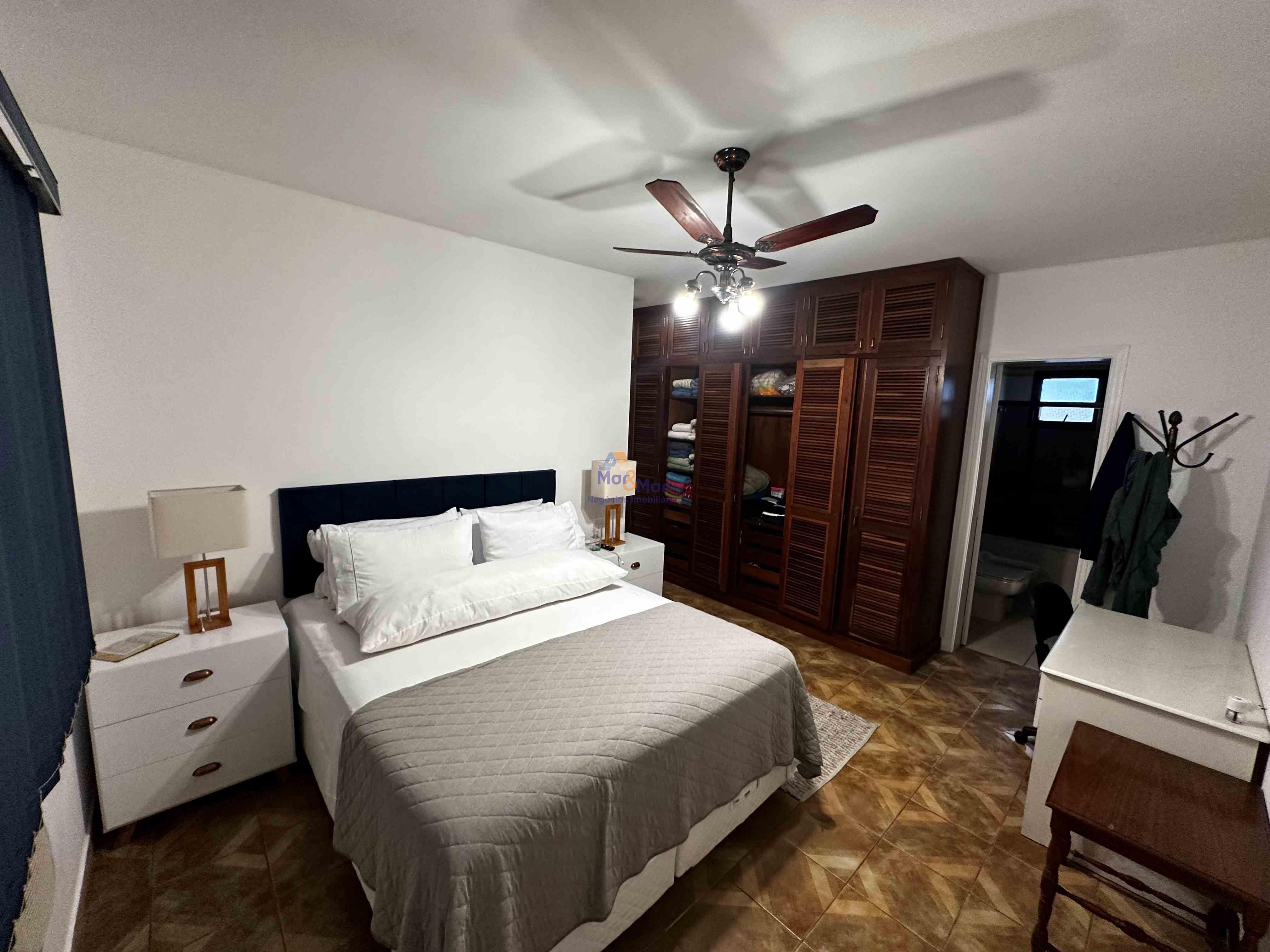 Apartamento na Praia das Pitangueiras, Guarujá - SP