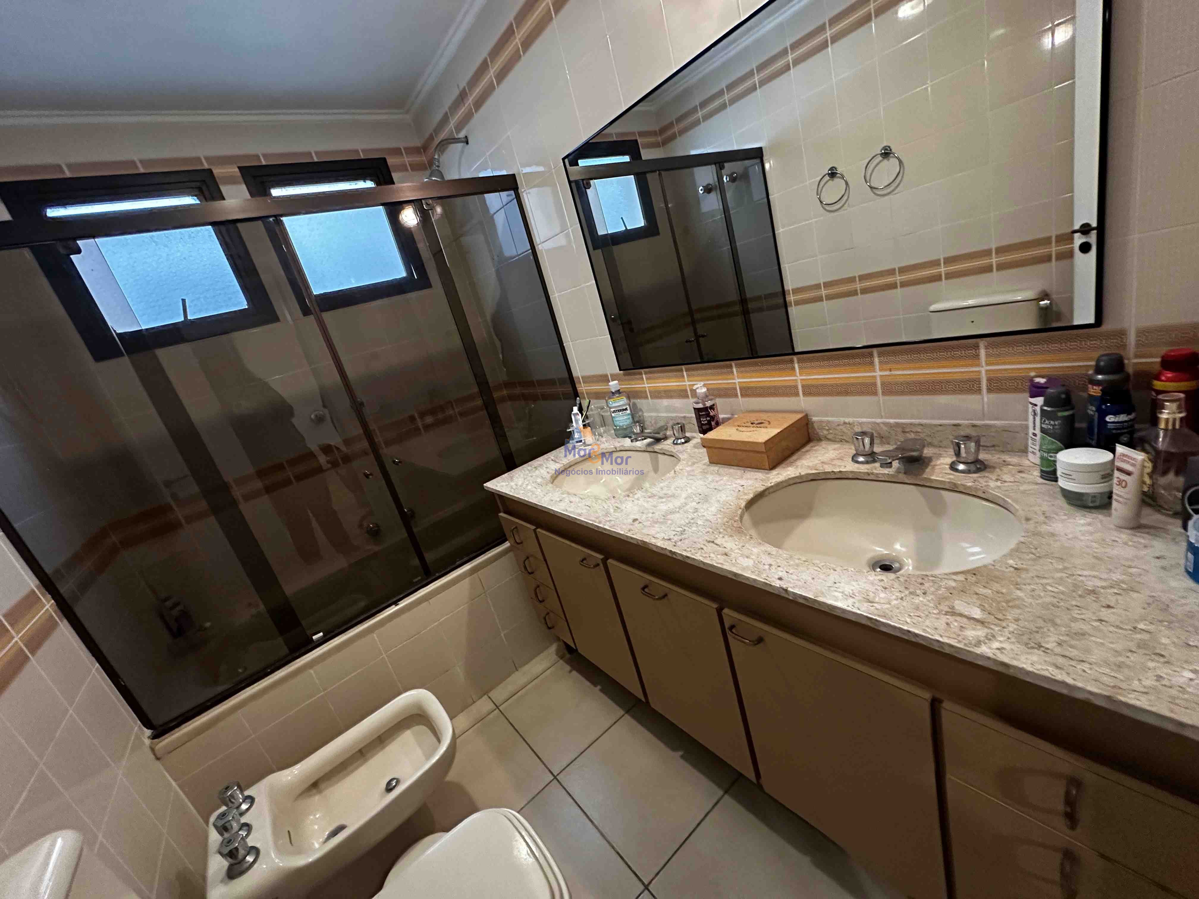 Apartamento na Praia das Pitangueiras, Guarujá - SP