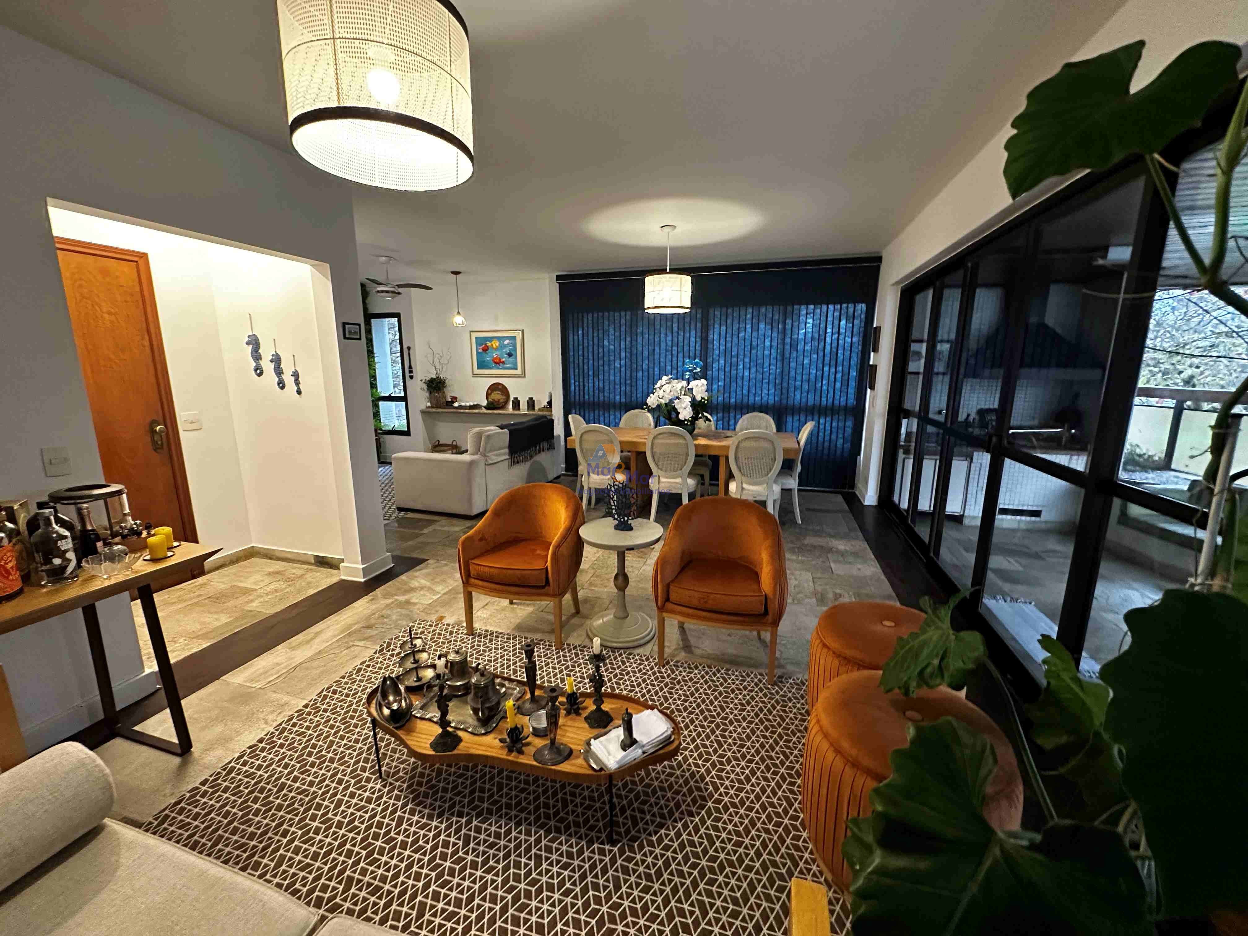 Apartamento na Praia das Pitangueiras, Guarujá - SP