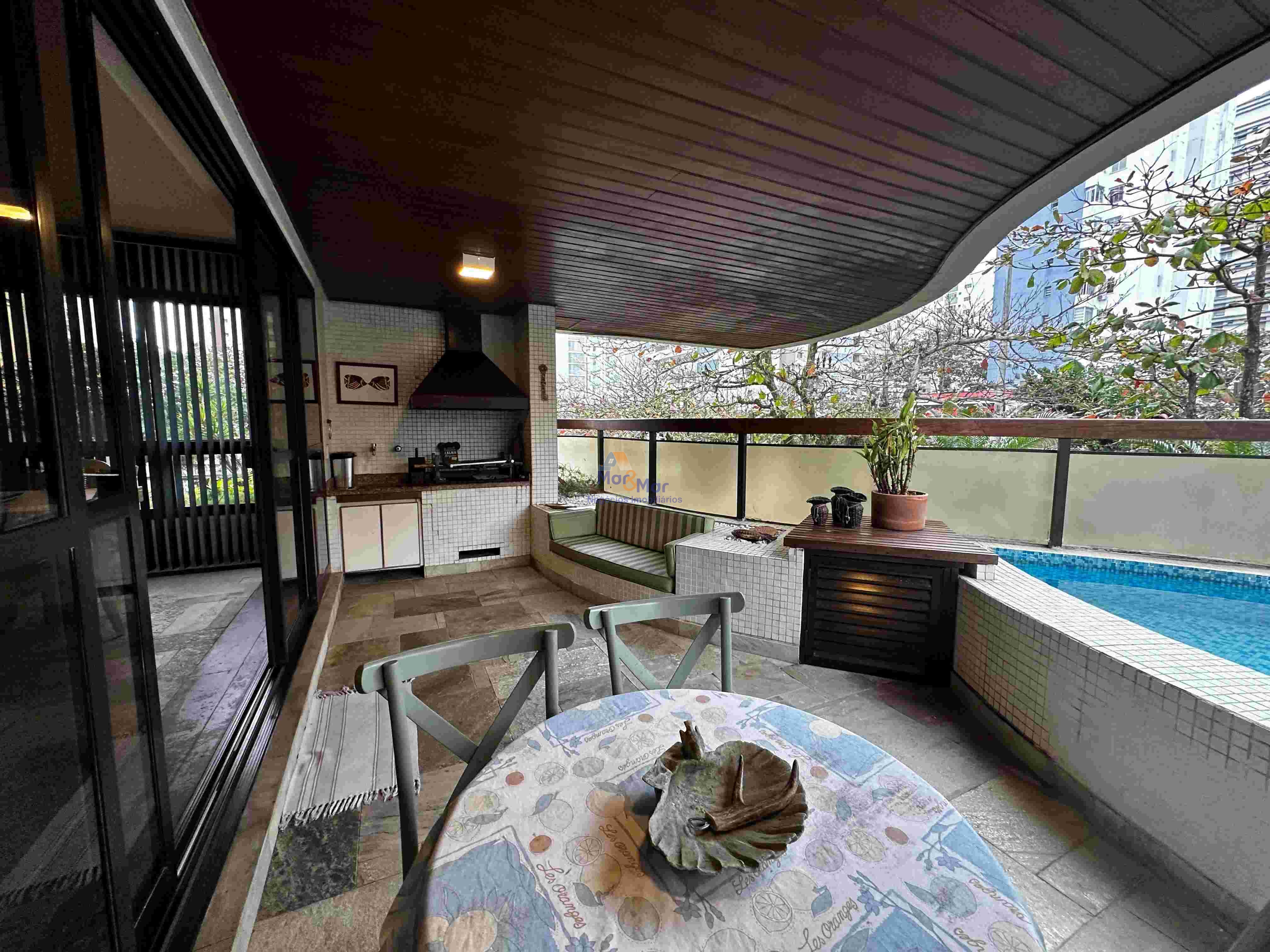 Apartamento na Praia das Pitangueiras, Guarujá - SP
