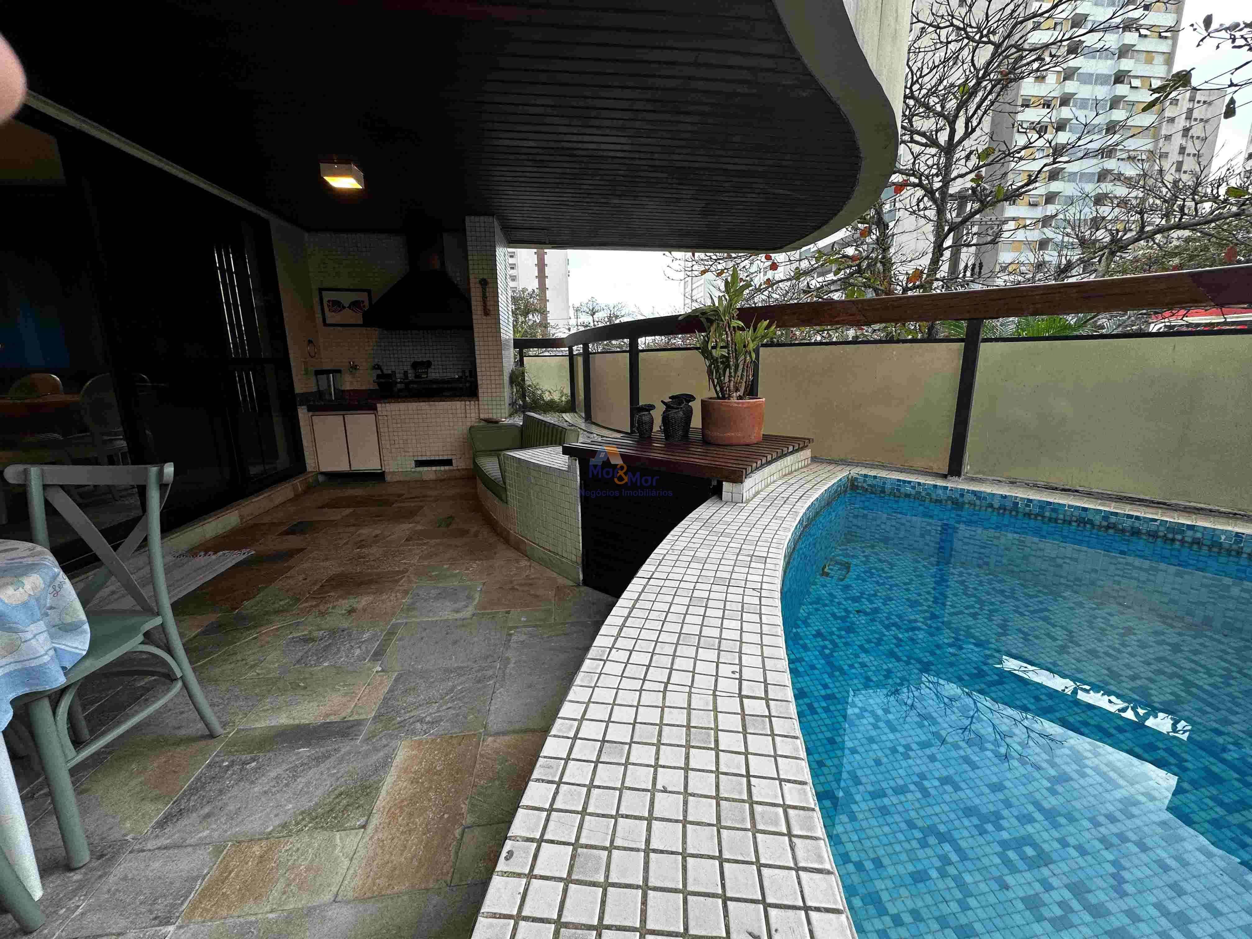 Apartamento na Praia das Pitangueiras, Guarujá - SP