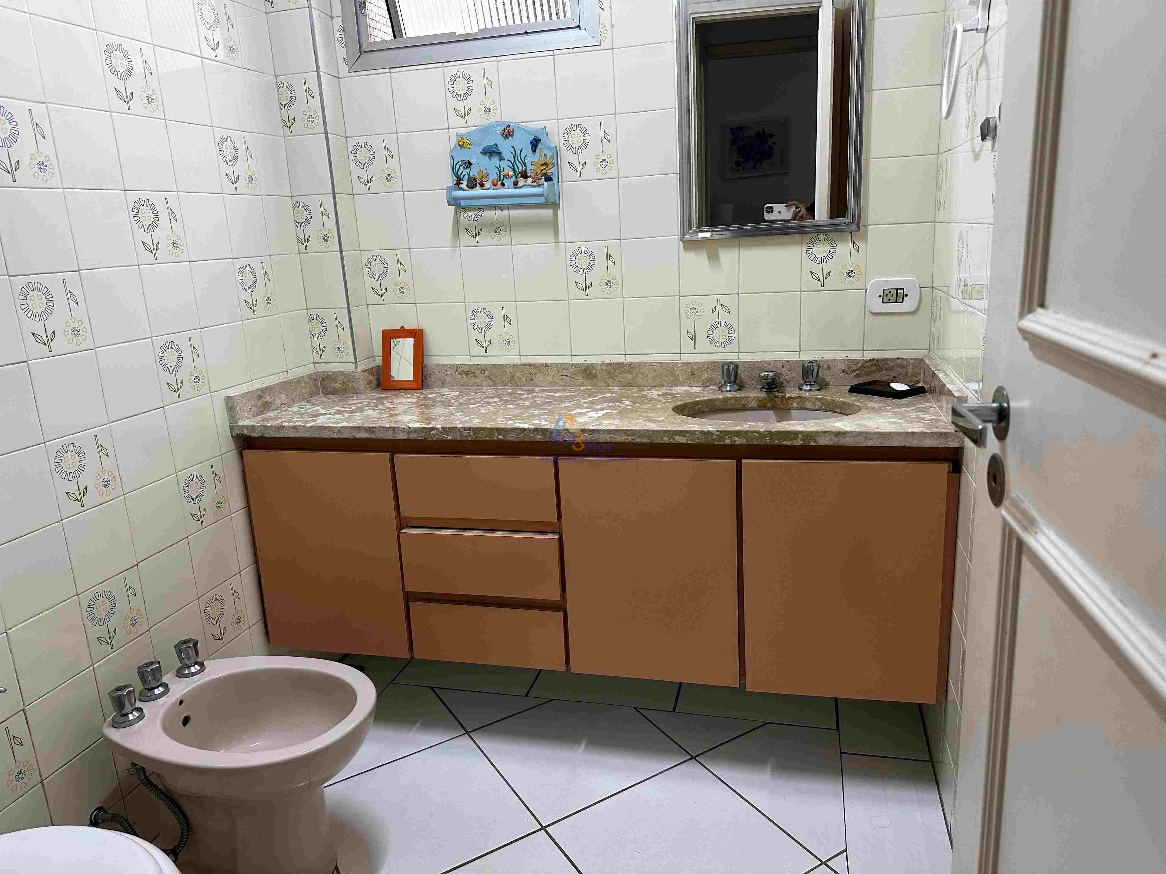 Apartamento na Praia das Pitangueiras, Guarujá - SP