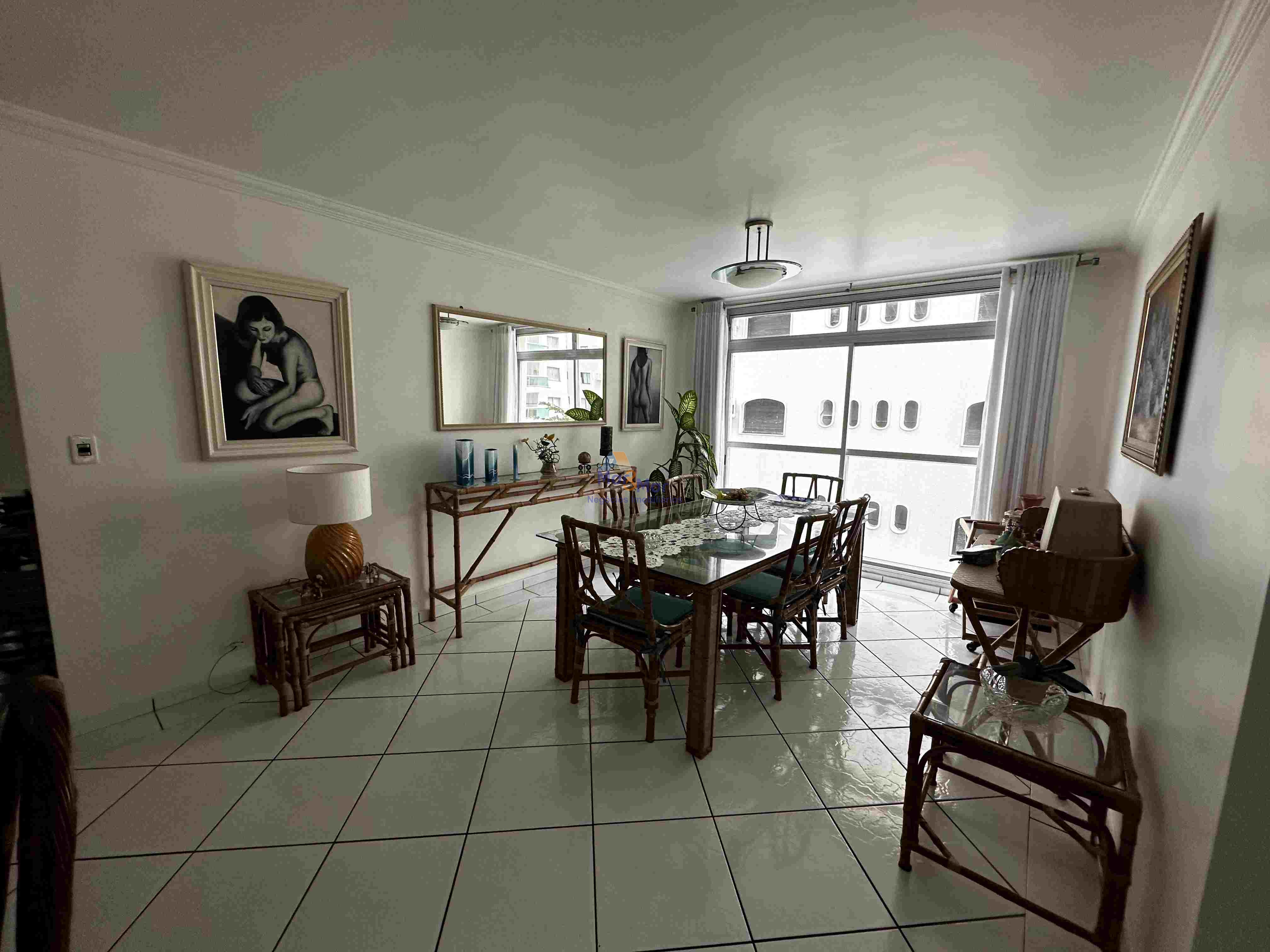 Apartamento na Praia das Pitangueiras, Guarujá - SP
