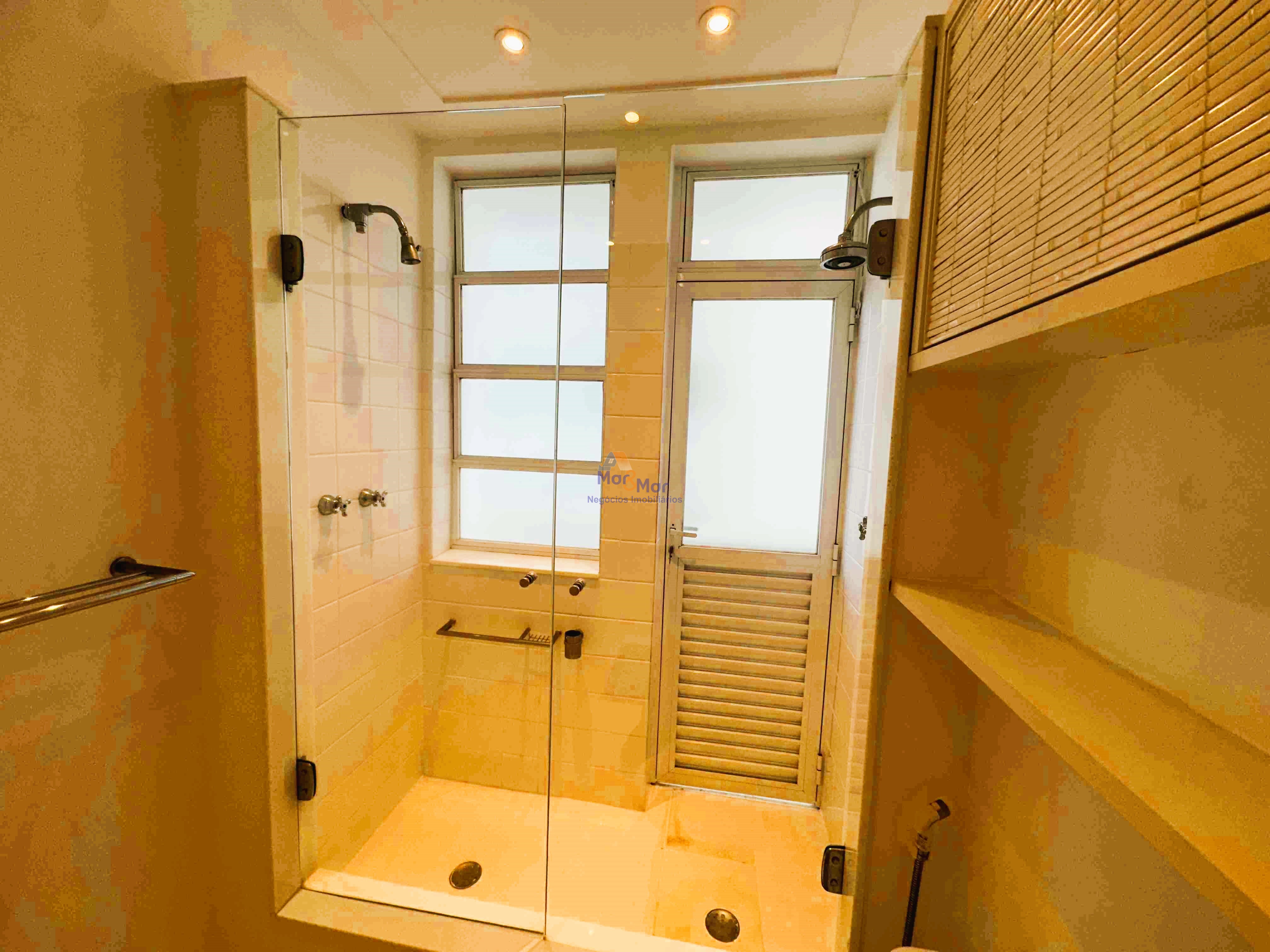 Apartamento Frente ao Mar nas Pitangueiras, Guarujá - SP