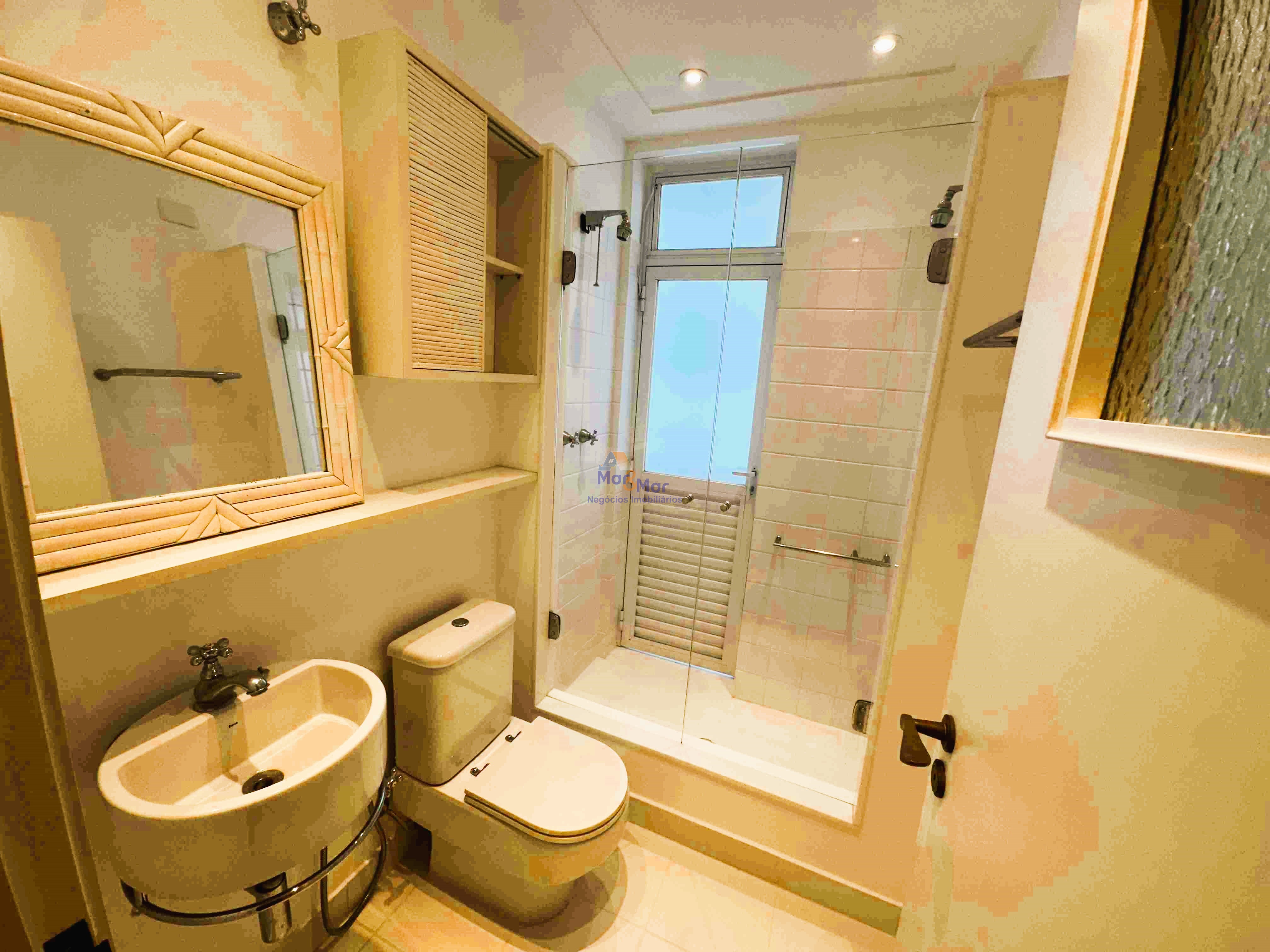 Apartamento Frente ao Mar nas Pitangueiras, Guarujá - SP
