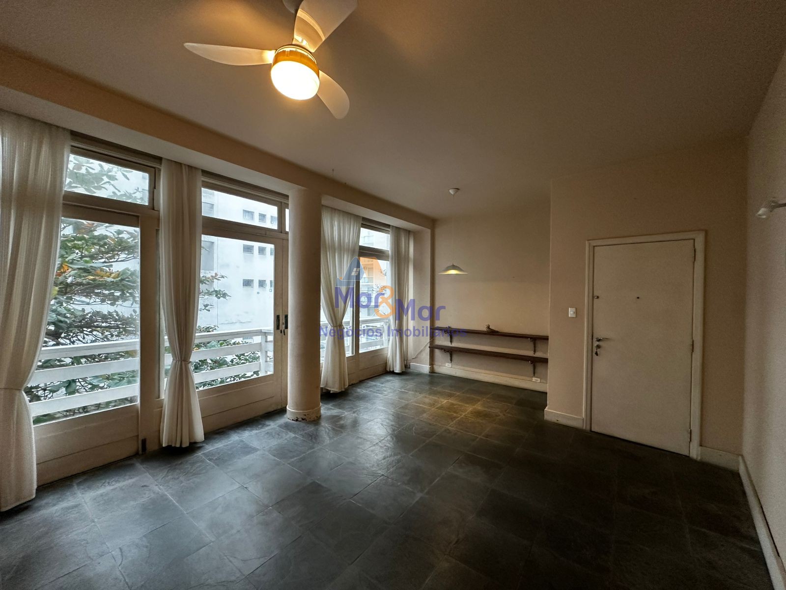 Apartamento na Praia das Pitangueiras, Guarujá - SP