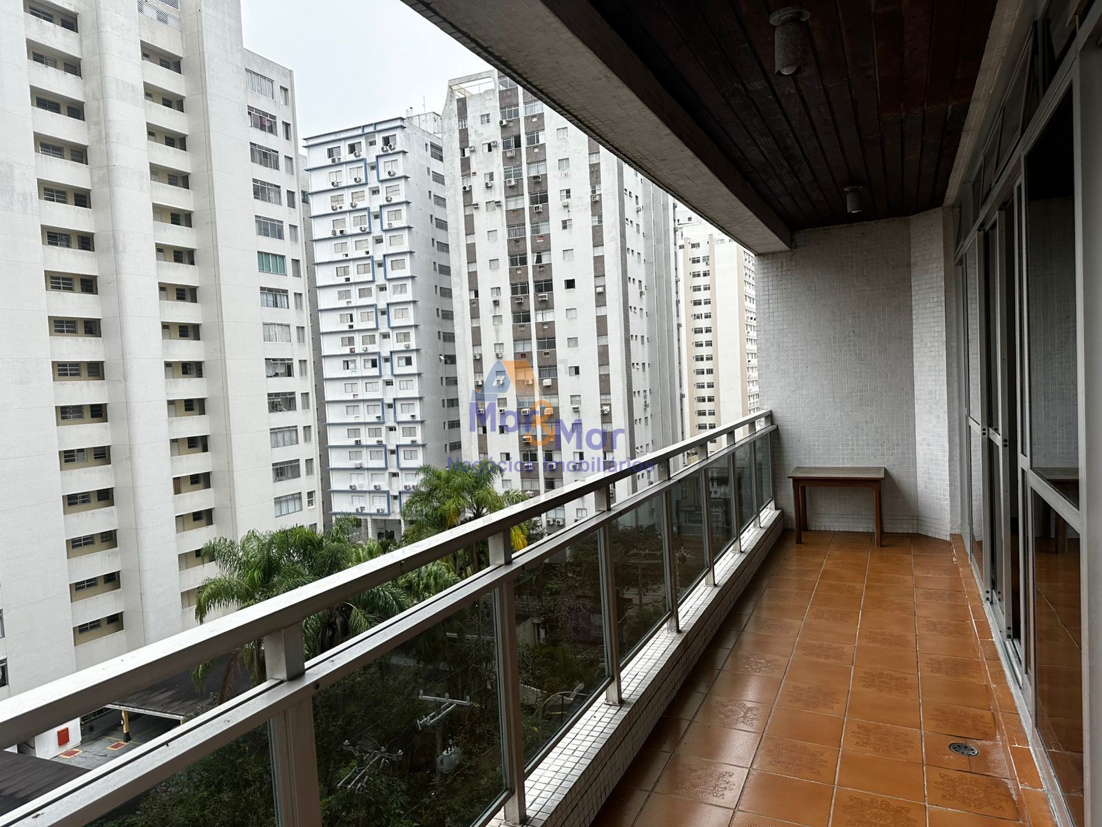 Apartamento na Praia das Pitangueiras, Guarujá - SP