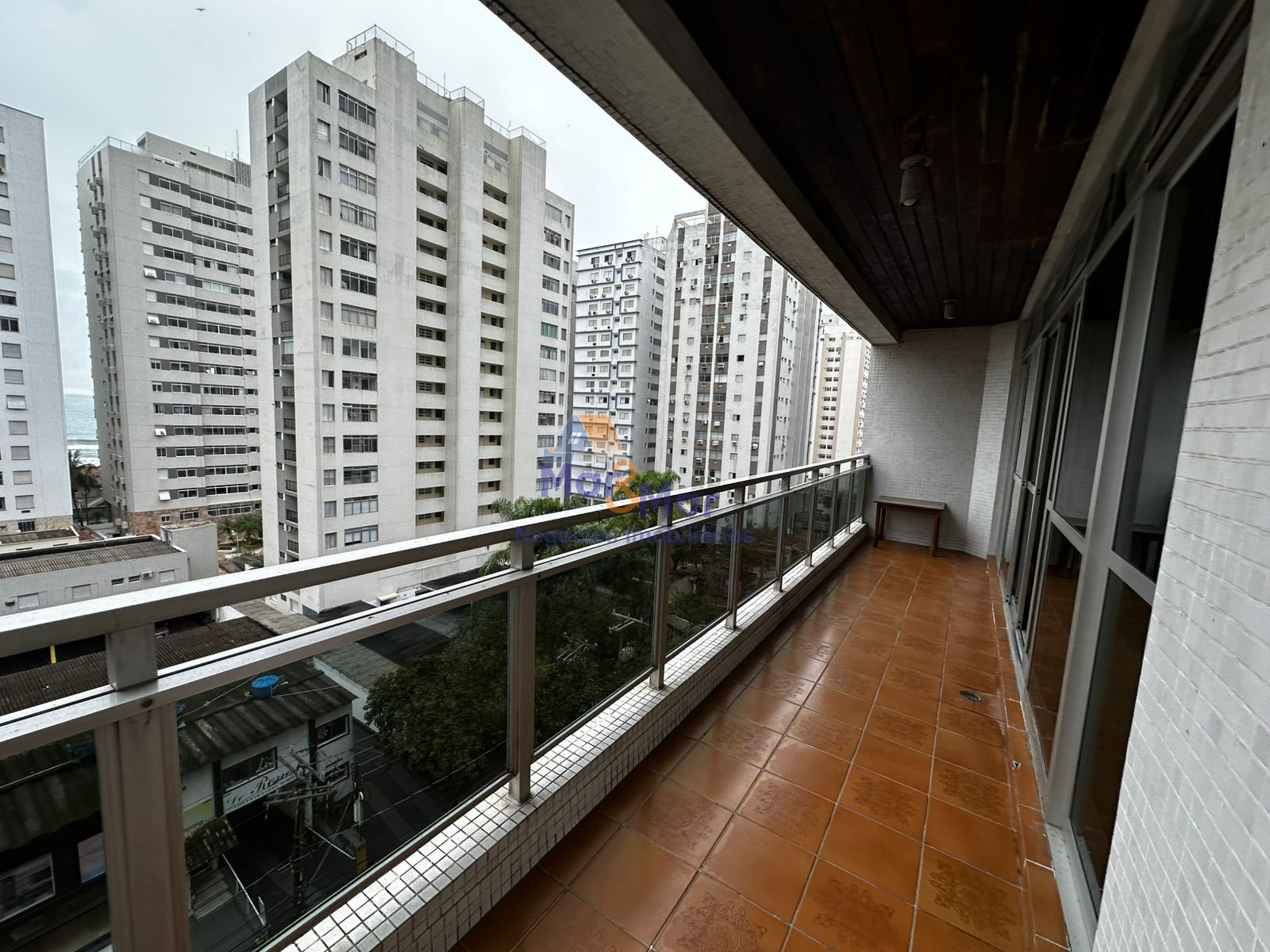 Apartamento na Praia das Pitangueiras, Guarujá - SP