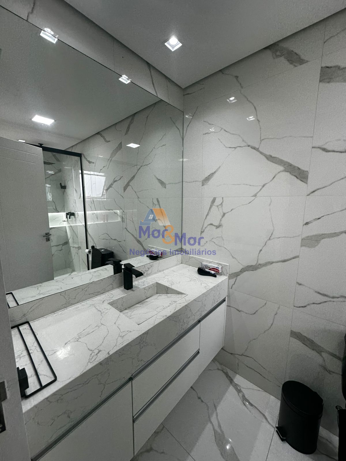 Apartamento na Praia das Pitangueiras, Guarujá - SP