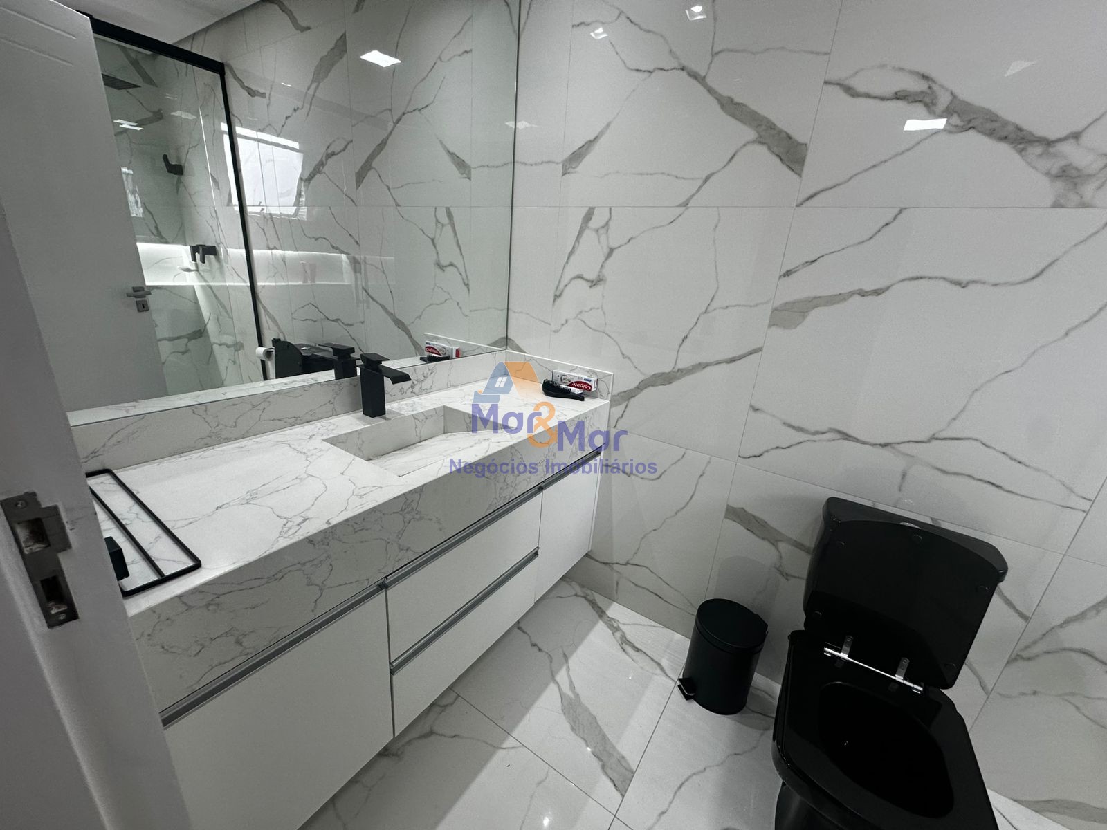 Apartamento na Praia das Pitangueiras, Guarujá - SP