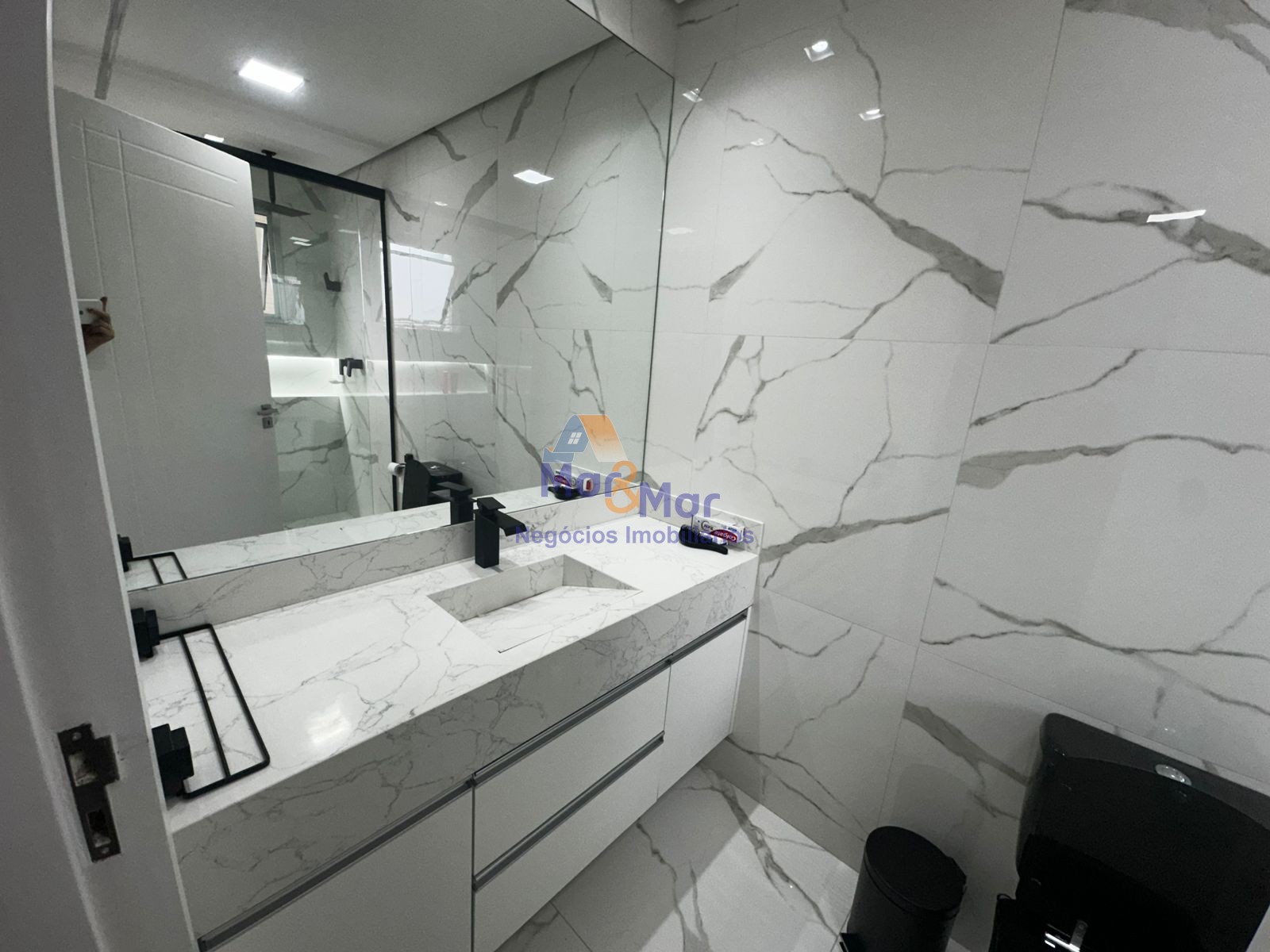Apartamento na Praia das Pitangueiras, Guarujá - SP