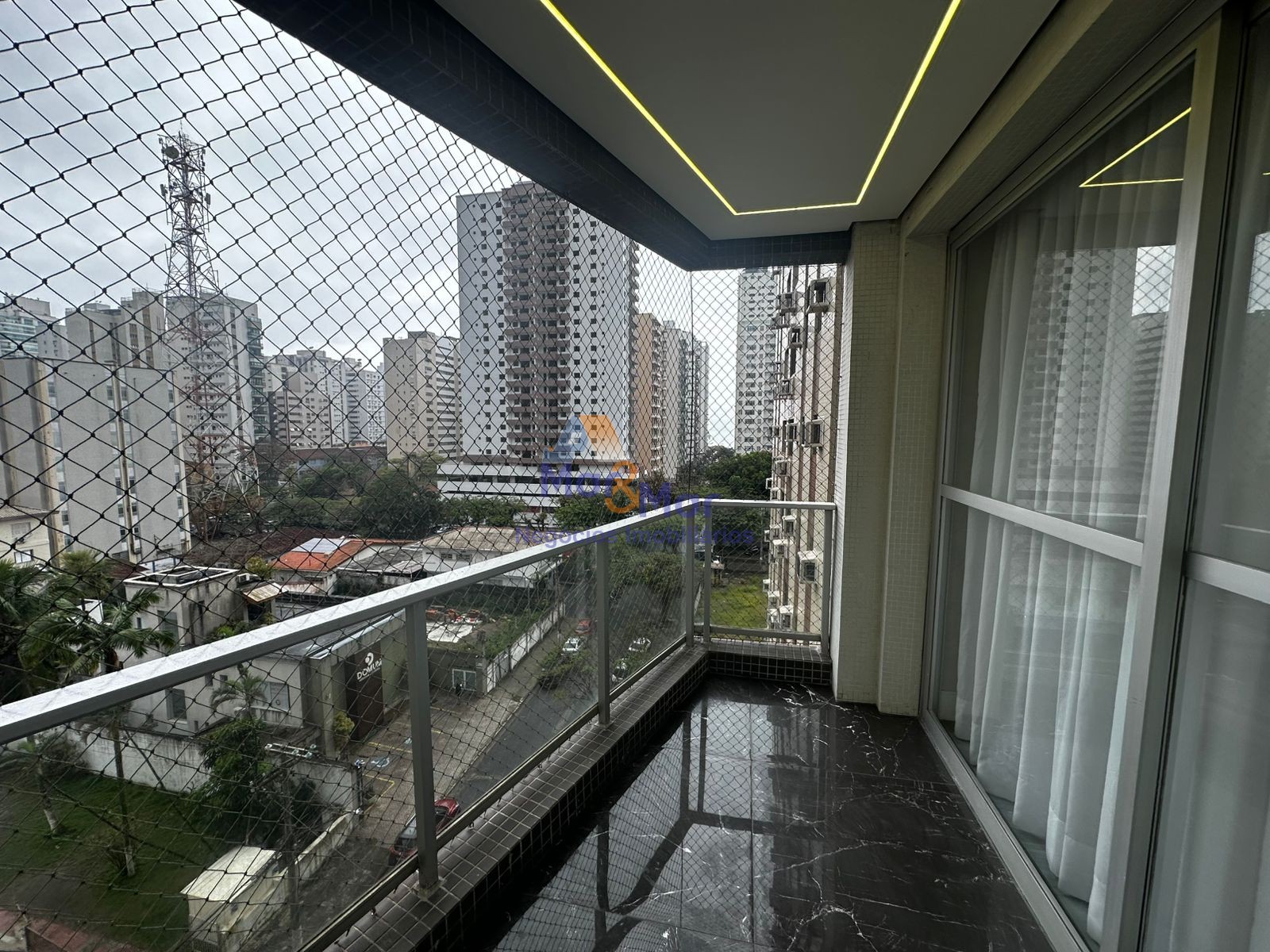 Apartamento na Praia das Pitangueiras, Guarujá - SP