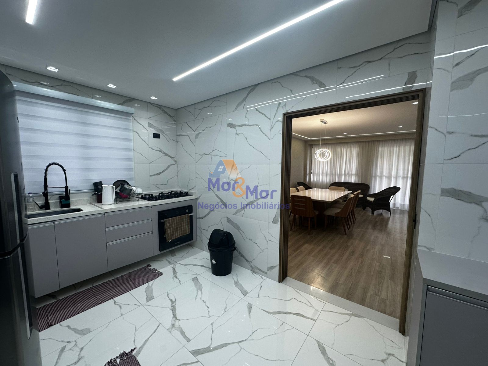 Apartamento na Praia das Pitangueiras, Guarujá - SP