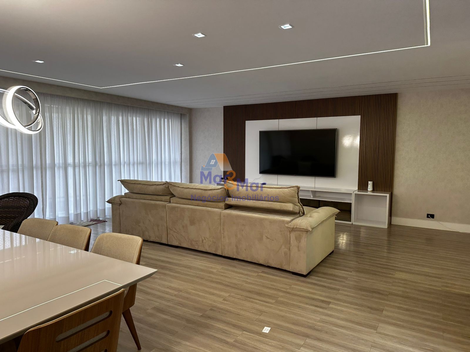 Apartamento na Praia das Pitangueiras, Guarujá - SP